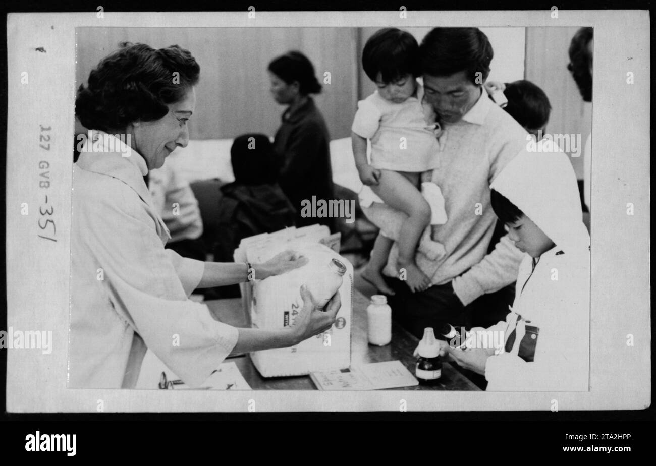 49: Claudia Cardinale besucht während des Vietnamkrieges vietnamesische Flüchtlinge in den USA. Am 8. Mai 1975 nahmen auch der ehemalige vietnamesische Vizepräsident Nguyen Cao Ky, die Sängerin Rosemary Clooney und die First Lady Betty Ford an der Versammlung Teil. Die Veranstaltung zielte darauf ab, das Bewusstsein für die Not der Flüchtlinge zu schärfen und sie zu unterstützen. Stockfoto