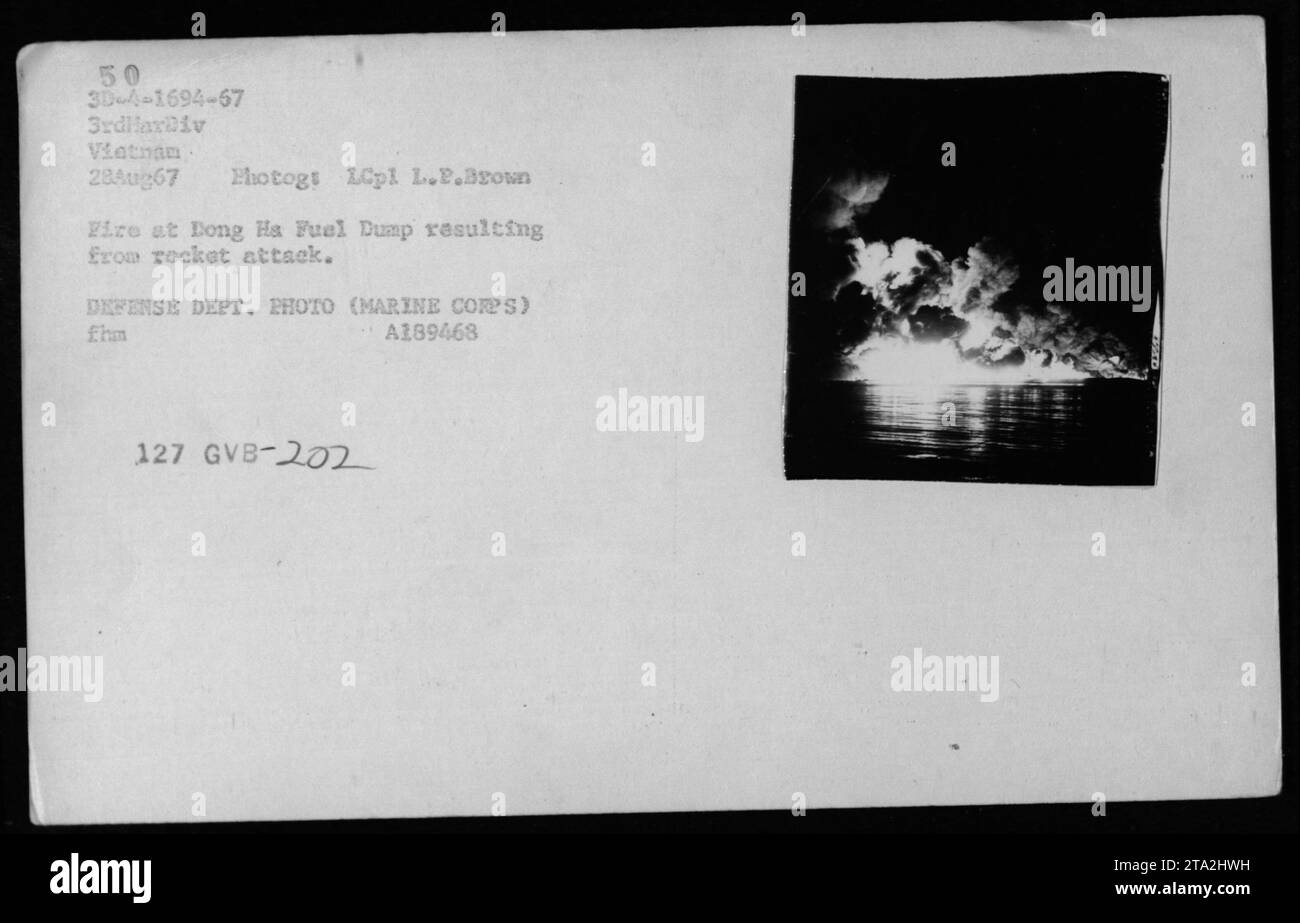 Ein Raketenangriff zündet am 28. August 1967 ein Feuer in der Dong Ha Fuel Dump, Vietnam, das von LCpl L.P. Brown gefangen genommen wurde. Stockfoto