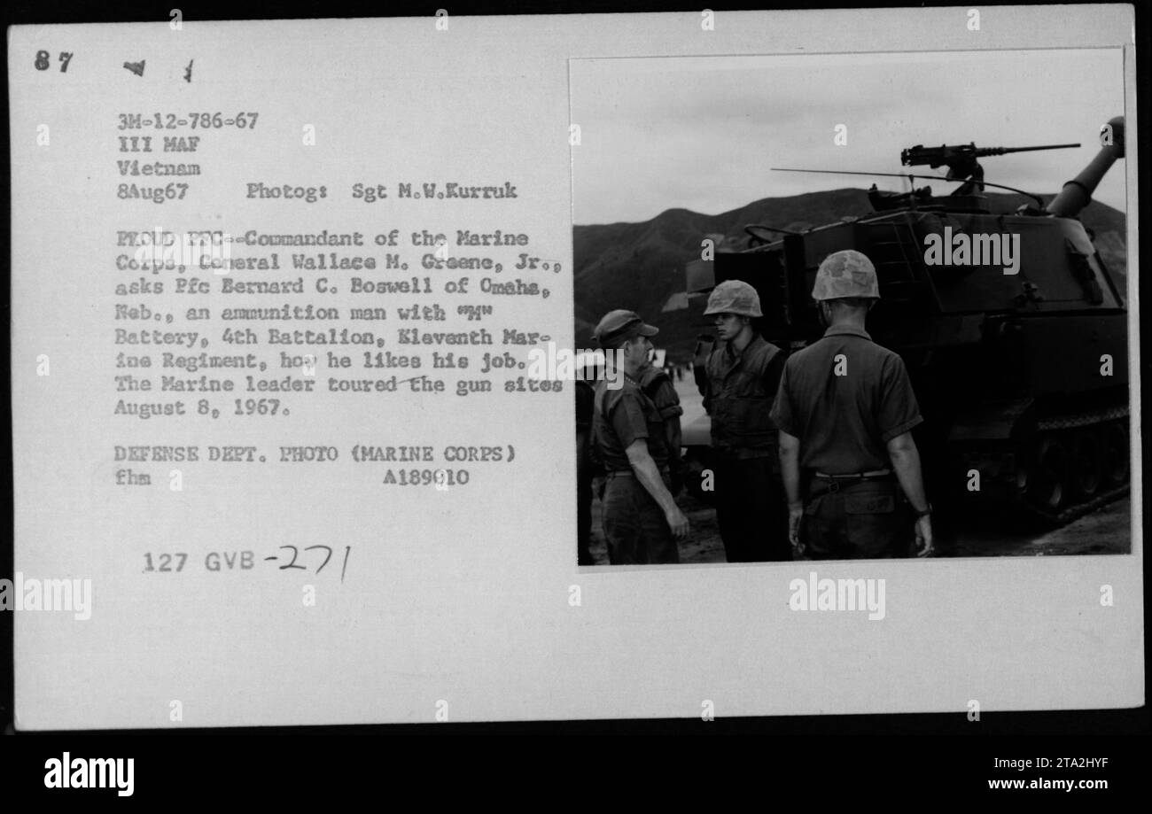 Der Kommandant des Marinekorps, General Wallace M. Greene Jr., befragt den PFC Bernard C. Boswell aus Omaha, NAB., einen Munitionsmann mit Batterie, 4. Bataillon, 11. Marineregiment, über seinen Job, während er am 8. August 1967 auf Geschützplätzen in Vietnam unterwegs war. Stockfoto