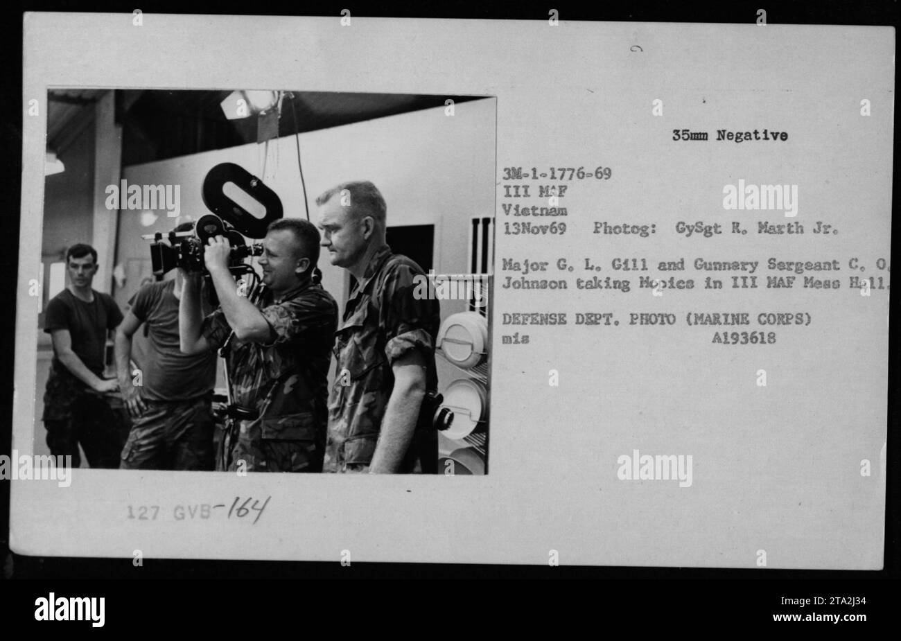 Major G.L. Gillen und Gunnery Sergeant C.O. Johnson machen am 13. November 1969 offizielle Fotos in der III Marine Aircraft Wing Mess Hall in Vietnam, die von GySgt R. Marth Jr. gefangen genommen wurde Stockfoto