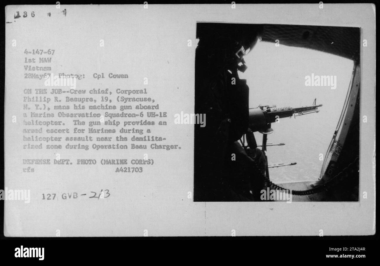 CPL Phillip R. Beaupre aus Syracuse, NY, bemannt sein Maschinengewehr auf einem Marine Observation Squadron-6 UH-1E Hubschrauber während der Operation Beau Charger in der Nähe der entmilitarisierten Zone. Dieses Geschützschiff ist eine bewaffnete Eskorte für Marines während eines Hubschrauberangriffs. 28. Mai 1967, 1. MAW Vietnam. (Foto: CPL Cowen, Verteidigungsministerium) Stockfoto