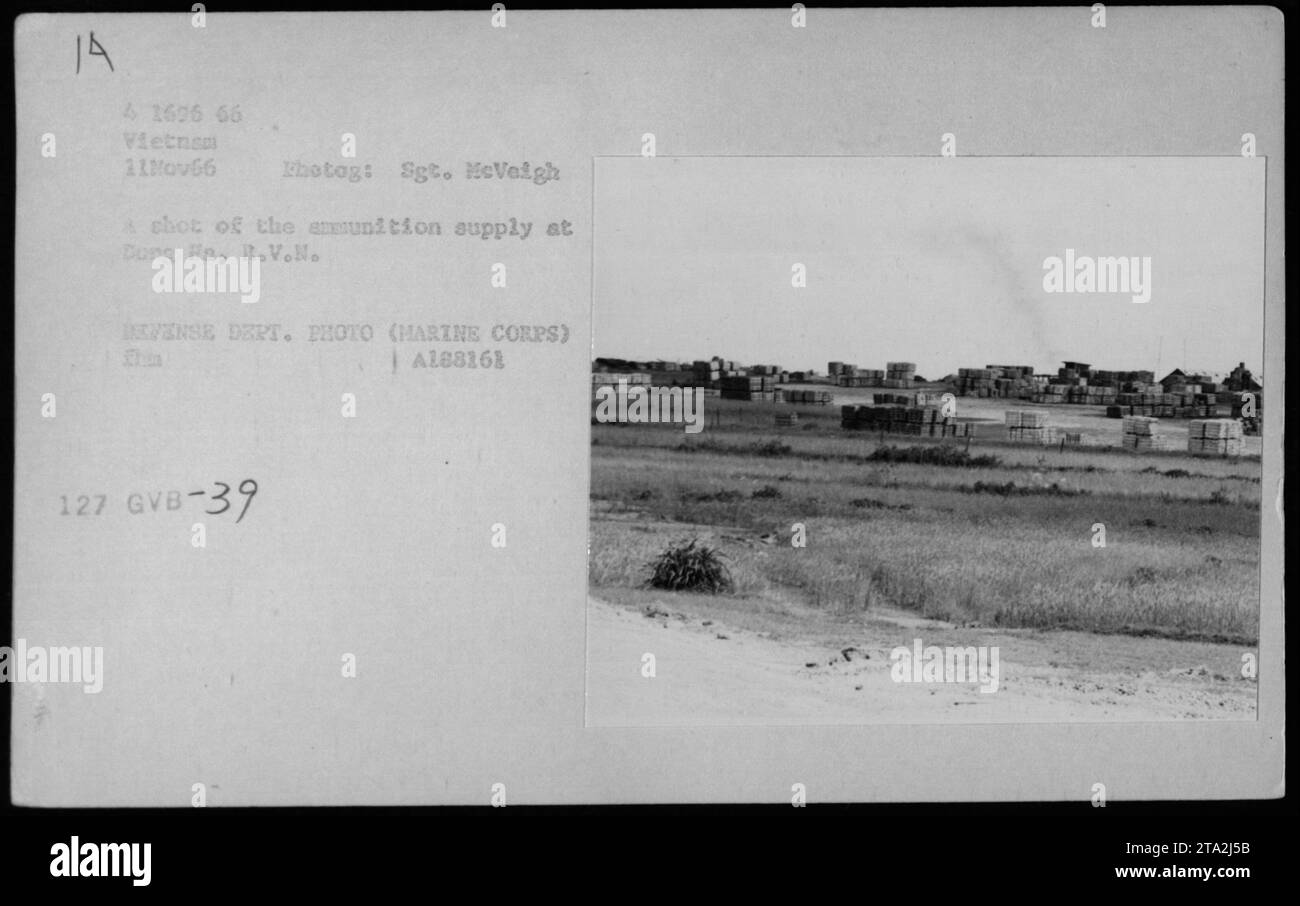 Am 11. November 1966 wurde die Munition in Dong Ha, Vietnam, von den US-Marines geladen und entladen. Das Foto von Sgt. McVeigh dokumentiert verschiedene Arten von Munition und militärischen Aktivitäten. Stockfoto