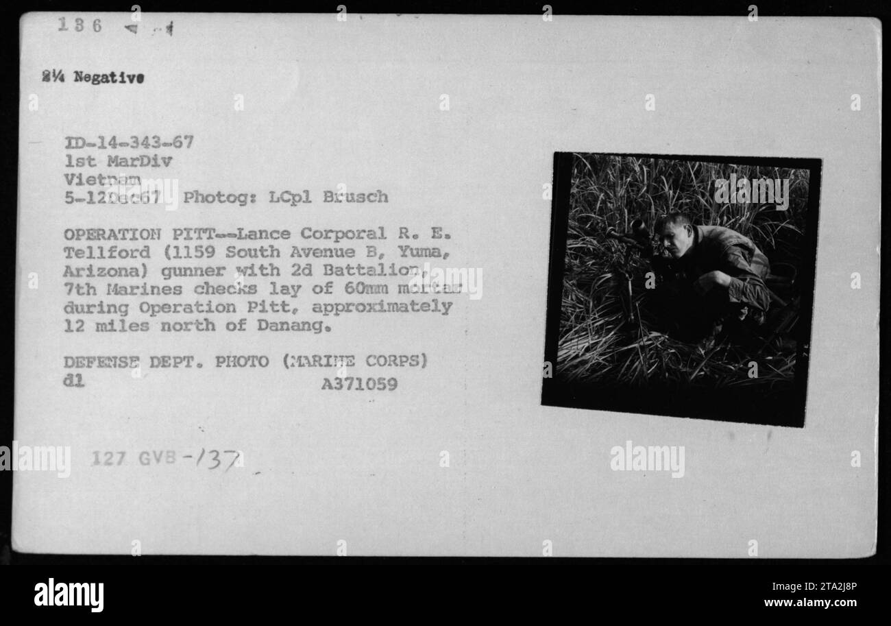 "LCpl R. E. Tellford vom 2. Bataillon, 7. Marines überprüft die Verlegung eines 60-mm-Mörsers während der Operation Pitt am 5. Dezember 1967, ungefähr 12 Meilen nördlich von Danang. Das Foto wurde von LCpl Brusch aufgenommen und ist als negative ID-14-343-67 1st MarDiv Vietnam 5-12Dec67 beschriftet. Dieses Bild stammt von den Fotografien amerikanischer Militäraktivitäten während des Vietnamkriegs." Stockfoto