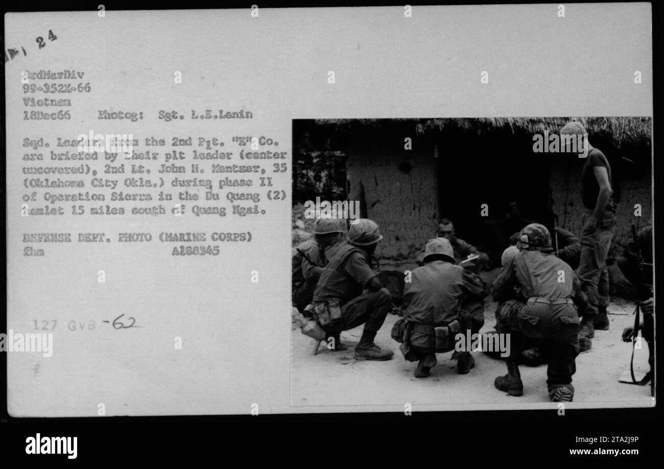 Sgt. L.E. Lanin fotografiert am 18. Dezember 1966 während der Briefings von SED. Anführer aus dem 2. Punkt G Co. Die Anführer werden von ihrem plt-Anführer, 2. Lieutenant John H. Mentser, der aus Oklahoma City, Oklahoma, stammt, informiert. Dieses Ereignis fand während der Phase II der Operation Sierra im Weiler du Quang (2) statt, der 24 Meilen südlich von Quang Ngai liegt. Das Bild wurde als Teil militärischer Aktivitäten im Vietnamkrieg aufgenommen. Stockfoto