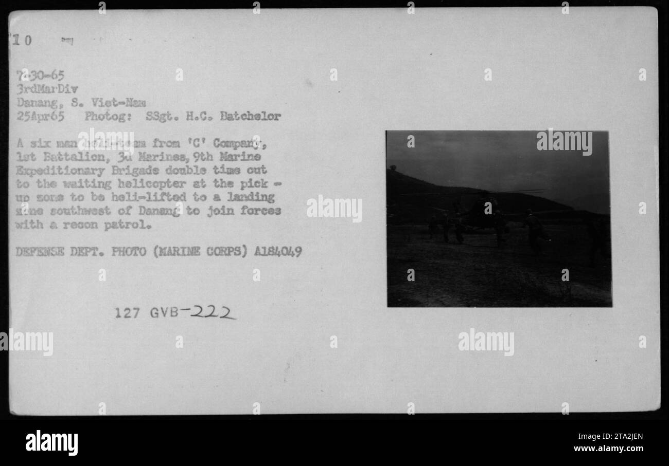 Am 25. April 1965 wechselte ein sechsköpfiges Hubschrauberteam der C-Kompanie, 1. Battalion, 3. Marines, 9. Marine Expeditionary Brigade, schnell an Bord eines UH-34 Hubschraubers für einen Hubschrauberlift in eine Landezone südwestlich von Danang während des Vietnamkriegs. Stockfoto