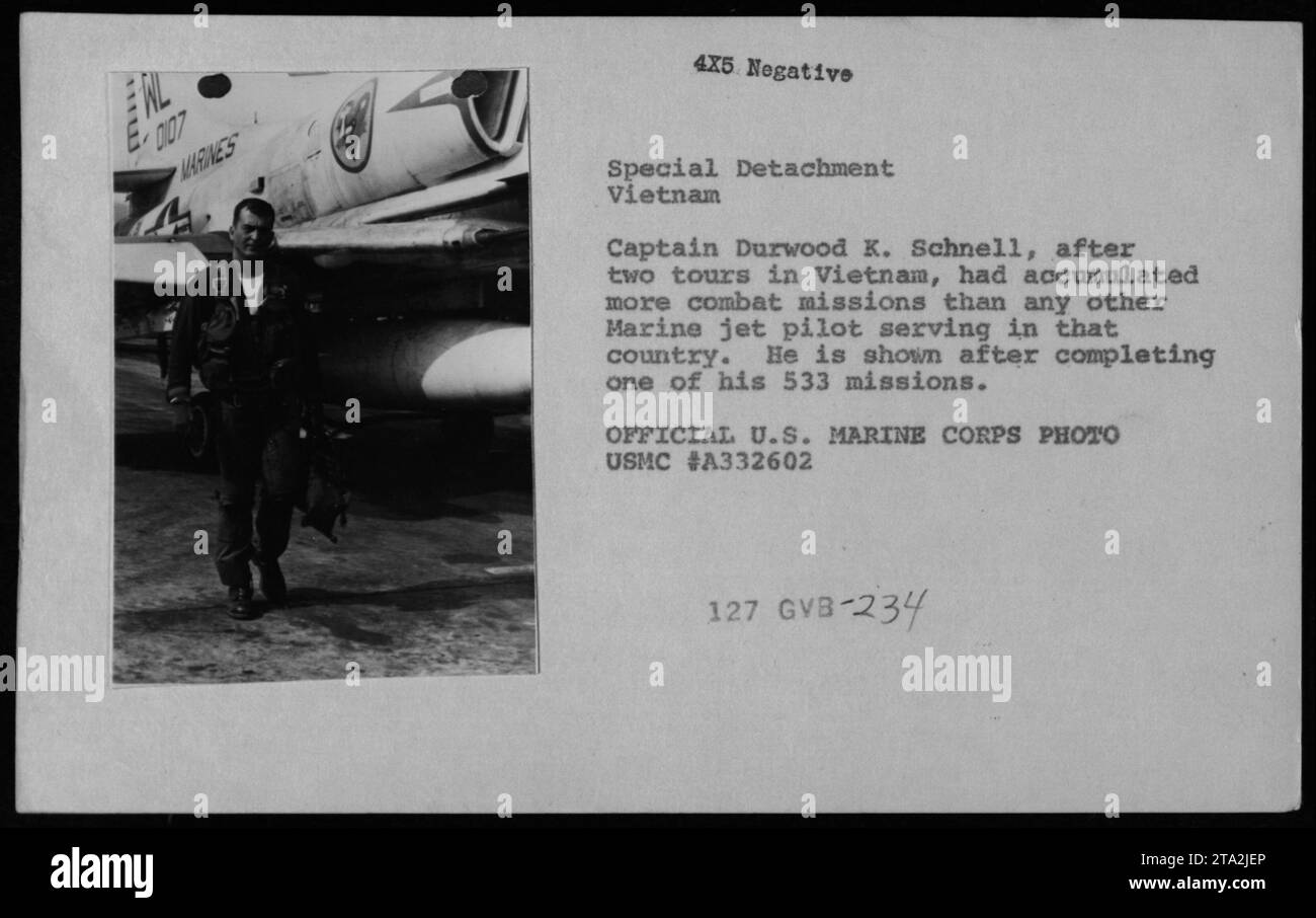 Captain Durwood K. schnell, ein hoch dekorierter Marine-Jet-Pilot, steht neben seinem Flugzeug, nachdem er eine seiner 533 Kampfmissionen während des Vietnamkriegs erfolgreich abgeschlossen hatte. Schnell hält den Rekord für die meisten Kampfeinsätze, die von einem Marine-Jet-Piloten in Vietnam geflogen werden. Dieses offizielle Foto des U.S. Marine Corps zeigt sein Engagement und seinen Mut während des Krieges. Stockfoto