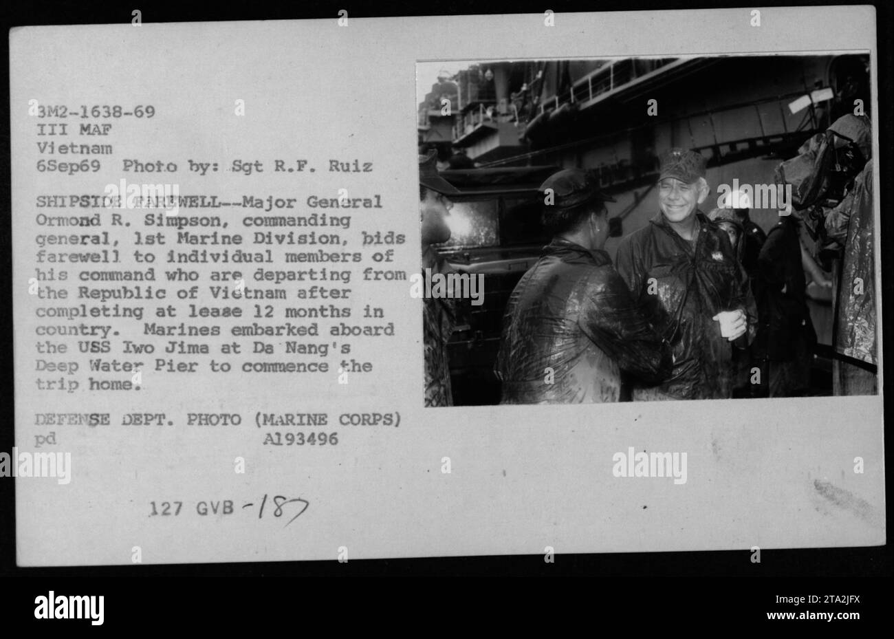 Bildunterschrift: Major General Ormond R. Simpson, Kommandeur der 1. Marine-Division, verabschiedet sich am 6. September 1969 von den Marines an Bord der USS Iwo Jima am da Nang's Deep Water Pier. Die Marines hatten mindestens 12 Monate Dienst in der Republik Vietnam absolviert und begannen ihre Heimreise. Stockfoto