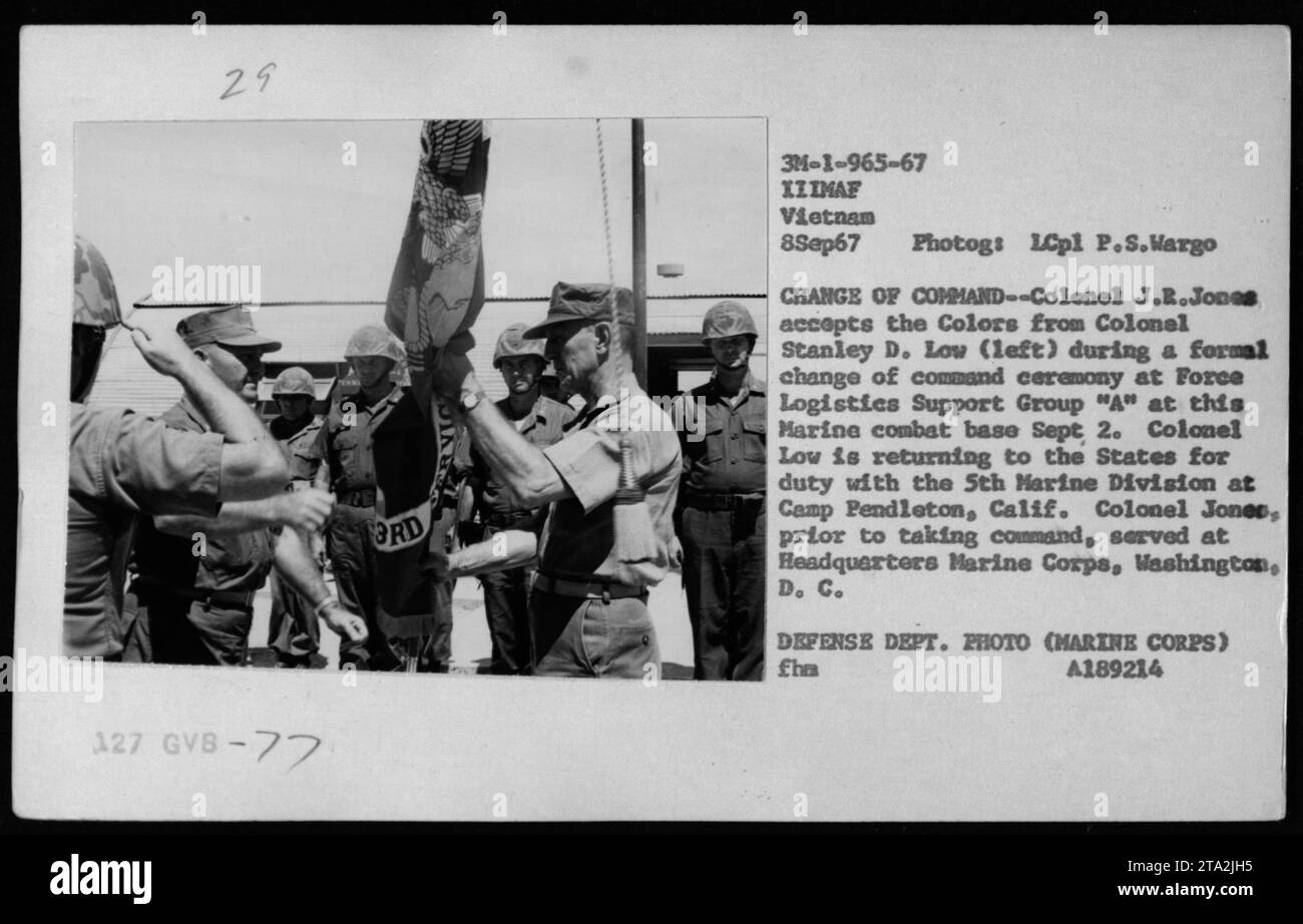 Am 8. September 1967 erhielt Colonel J.R. Jones die Farben von Colonel Stanley D. Low während eines Kommandowechsels bei der Force Logistics Support Group A, einer Marine-Kampfbasis. Colonel Low kehrte in die USA zurück, während Colonel Jones das Kommando übernahm, nachdem er im Hauptquartier Marine Corps diente. Stockfoto