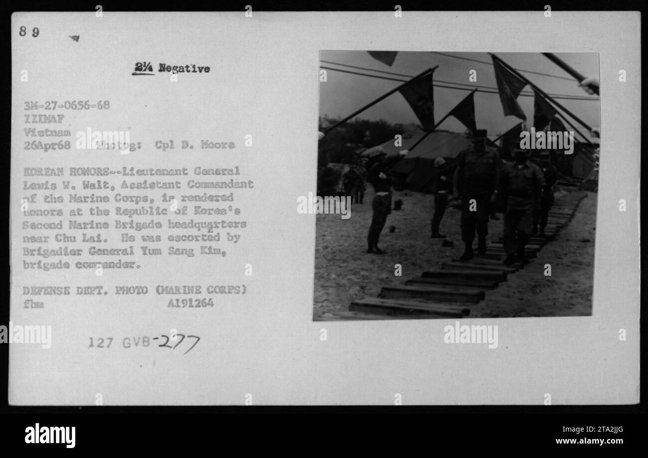 Generalleutnant Lewis W Walt, Adjutant Commandant des Marine Corps, erhält Auszeichnungen im Hauptquartier der Republik Korea in der Nähe von Chu Lai. Er wird von Brigadegeneral Yum Sang Kim, dem Brigadekommandanten, begleitet. Dieses Foto wurde am 26. April 1968 während des Vietnamkrieges aufgenommen. Stockfoto