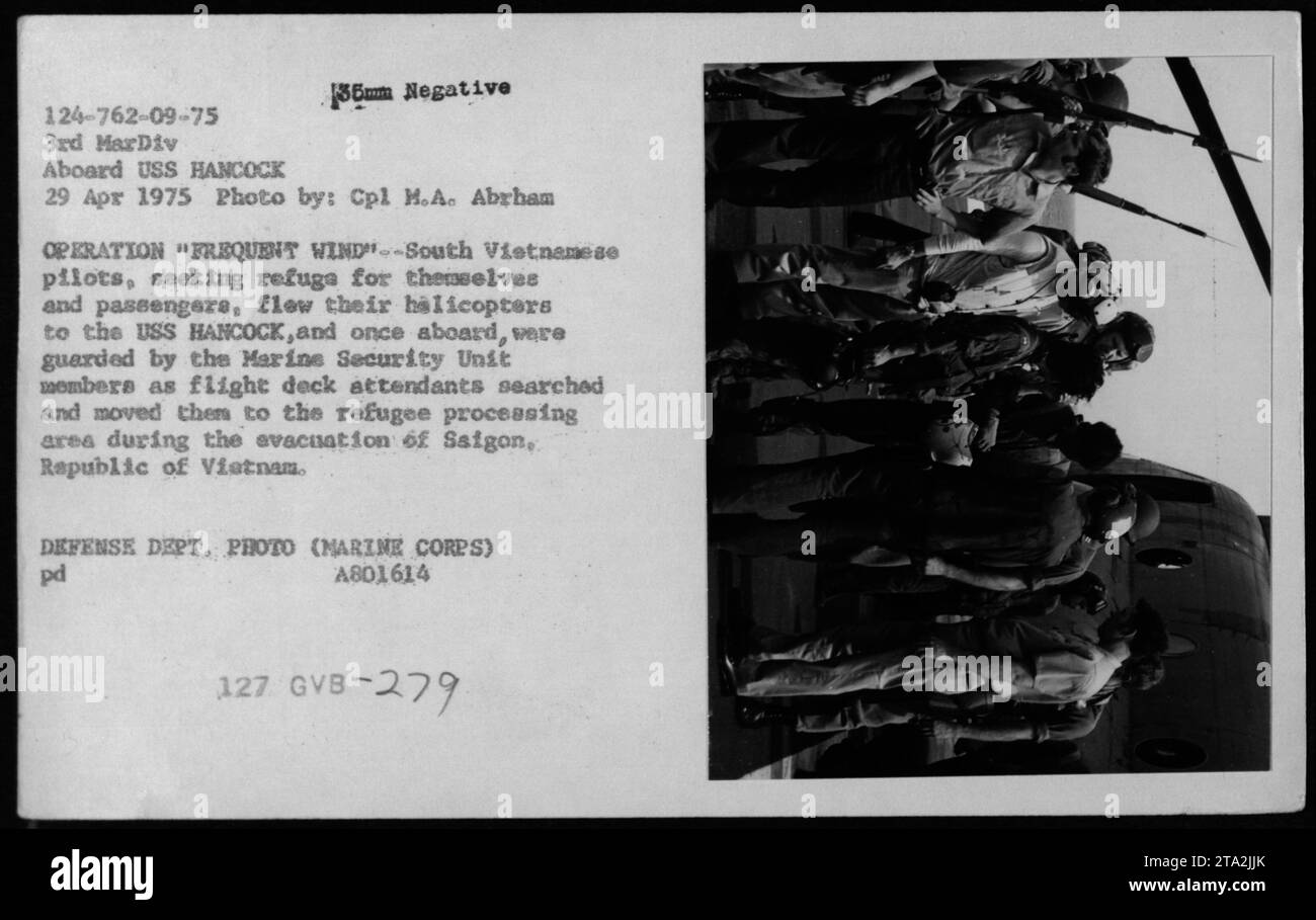 Südvietnamesische Piloten suchen während der Evakuierung in Saigon am 29. April 1975 Zuflucht an Bord der USS Hancock und werden während der Operation Frequent Wind von der Marine Security Unit und den Flugdeckbegleitern bearbeitet. Stockfoto