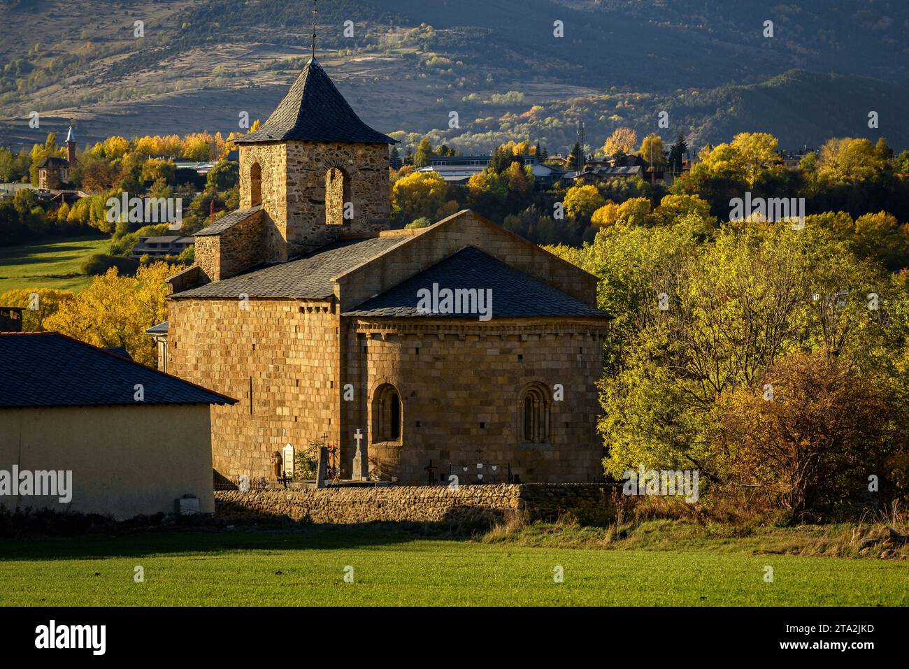 Kirche Saint-Martin von Hix, an einem Herbstnachmittag (Haute Cerdagne, Pyrénées-Orientales, Okzitanien, Frankreich) ESP: Iglesia de Sant Martí de Hix Stockfoto