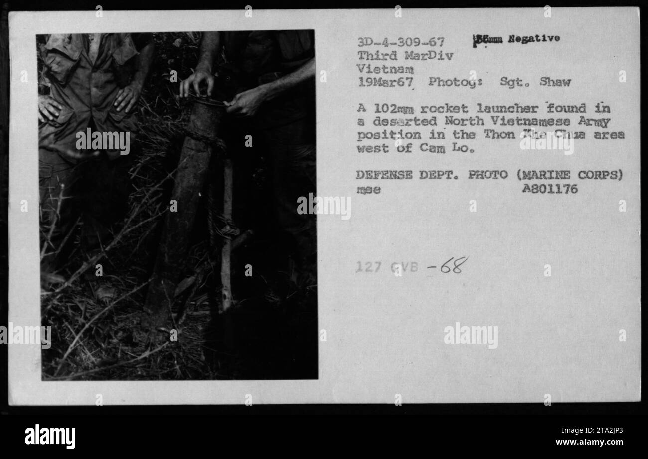 Ein 102-mm-Raketenwerfer wurde in einer verlassenen Position der nordvietnamesischen Armee im Gebiet Thon Khe Chua westlich von Cam Lo gefunden. Dieses Foto wurde am 19. März 1967 von Sgt. Shaw aufgenommen und dokumentiert die militärischen Aktivitäten während des Vietnamkriegs. (Quelle: Verteidigungsministerium, Marine Corps) Stockfoto