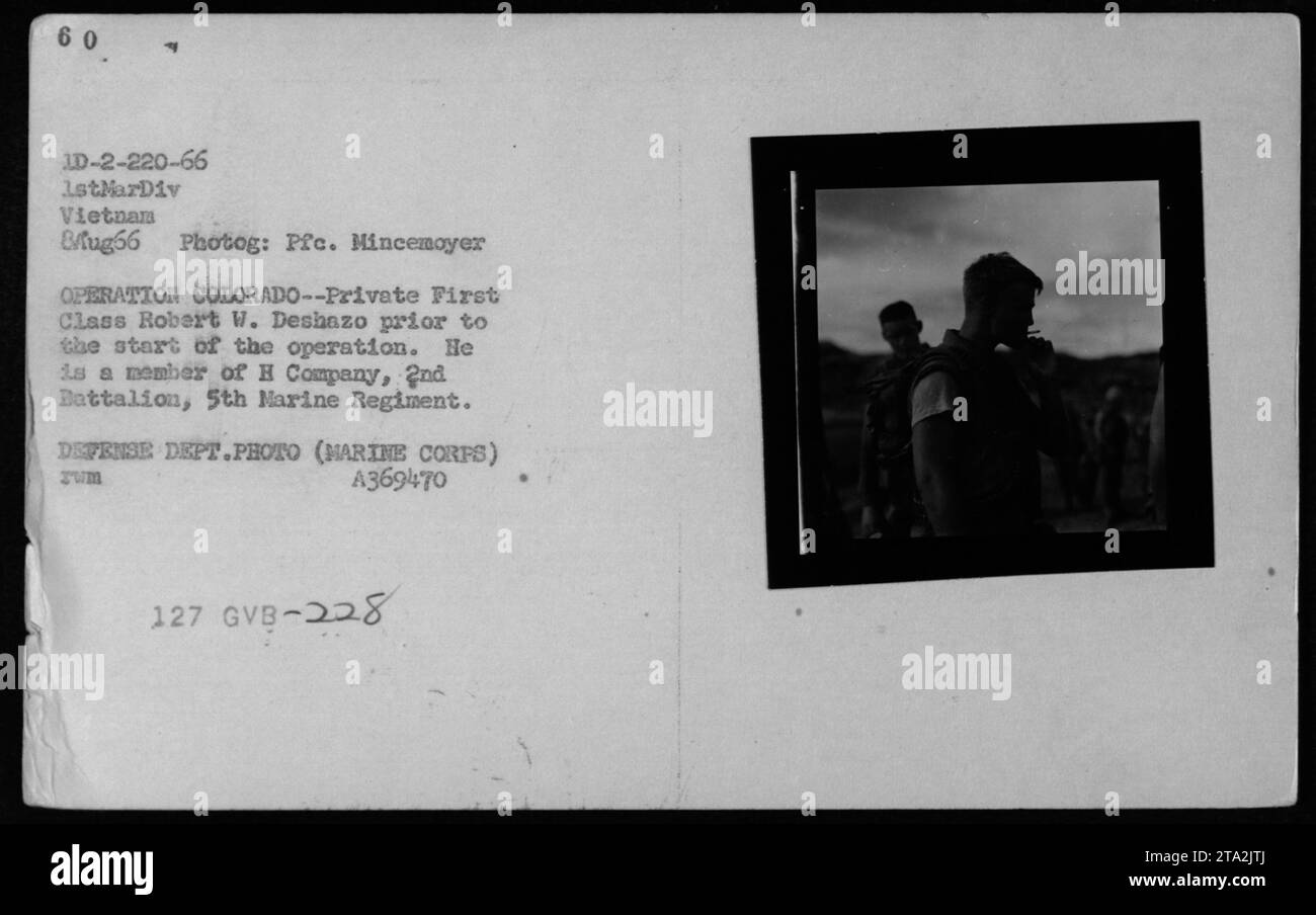 Der private First Class Robert W. Deshazo von der H Company, 2nd Battalion, 5th Marine Regiment, wurde vor Beginn der Operation Colorado am 8. August 1966 als Teil der amerikanischen Militäraktivitäten in Vietnam fotografiert. Foto von PFC. Mincemoyer. Stockfoto