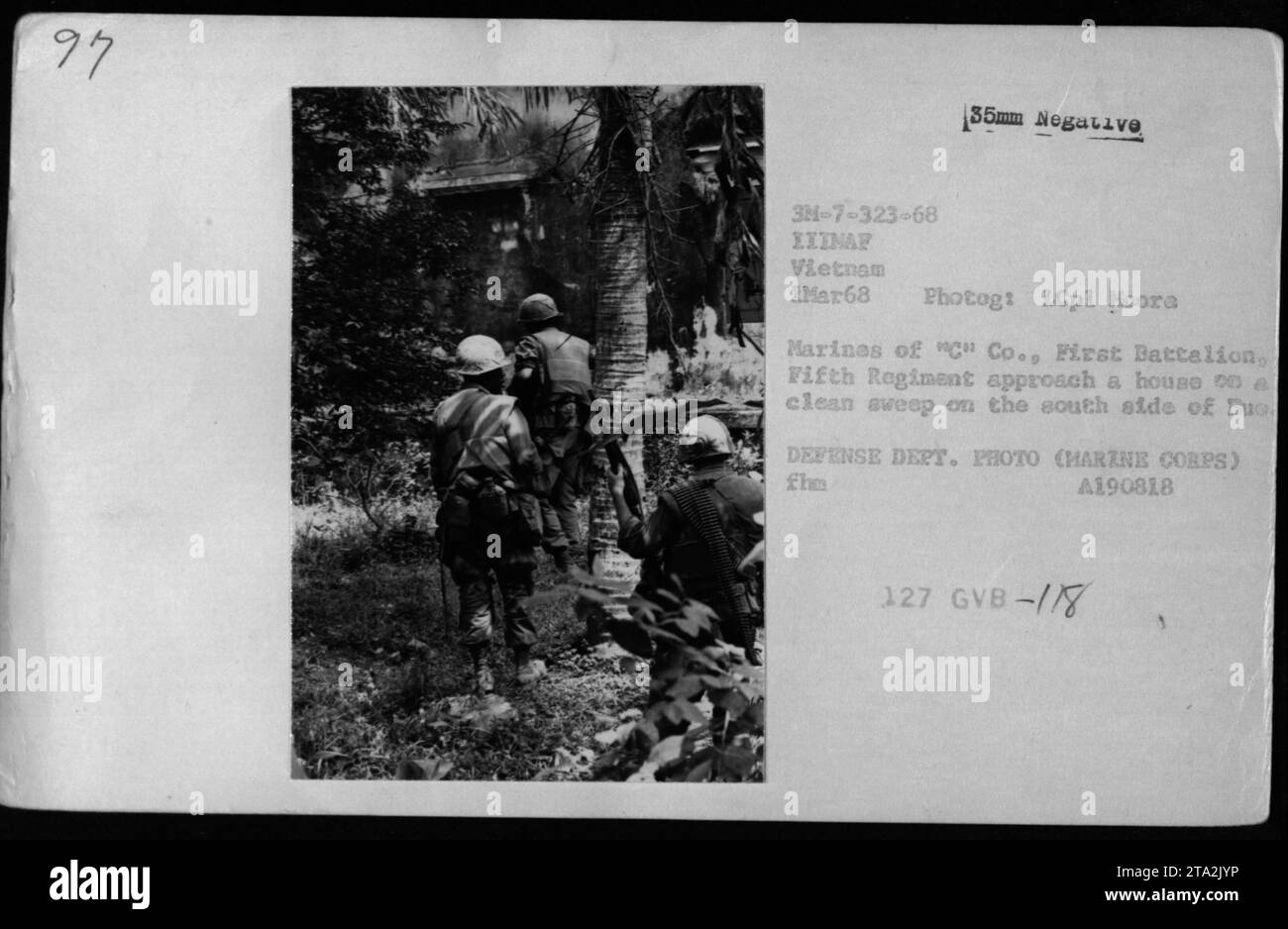 Marines von 'C' Co., 1. Bataillon, 5. Regiment, räumten ein Haus während der Operation Hue City am 1. März 1968 ein. Dieses Foto von LCpl Moora zeigt die Soldaten auf einer sauberen Operation auf der Südseite von Sus. Foto des Verteidigungsministeriums, Marine Corps. A190818. GVB-/8. Stockfoto