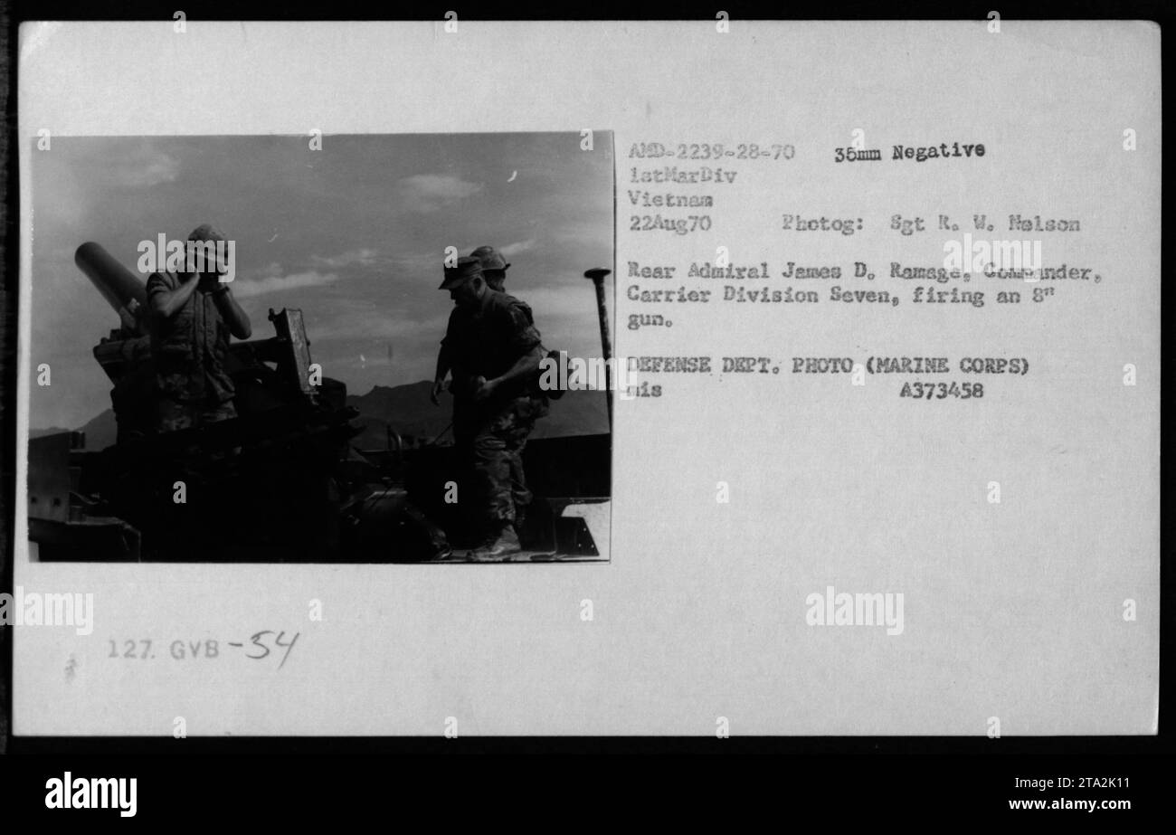 Konteradmiral James D. Ramage, Kommandeur der Carrier Division Seven, feuerte am 22. August 1970 eine 8-Zoll-Kanone in Vietnam ab. Das Foto wurde von Sgt. R. W. Nelson aufgenommen und dokumentiert die militärischen Aktivitäten der USA während des Vietnamkriegs. Stockfoto