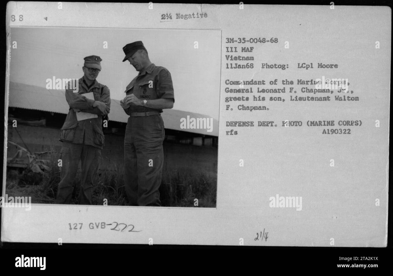Der Kommandant des Marine Corps, General Leonard F. Chapman, Jr., trifft seinen Sohn, Leutnant Walton F. Chapman, am 11. Januar 1968 in Vietnam. Dieses Foto zeigt das Familientreffen während der amerikanischen Militäreinsätze während des Vietnamkriegs. VERTEIDIGUNGSABTEILUNG. FOTO von LCpl Moore. Stockfoto