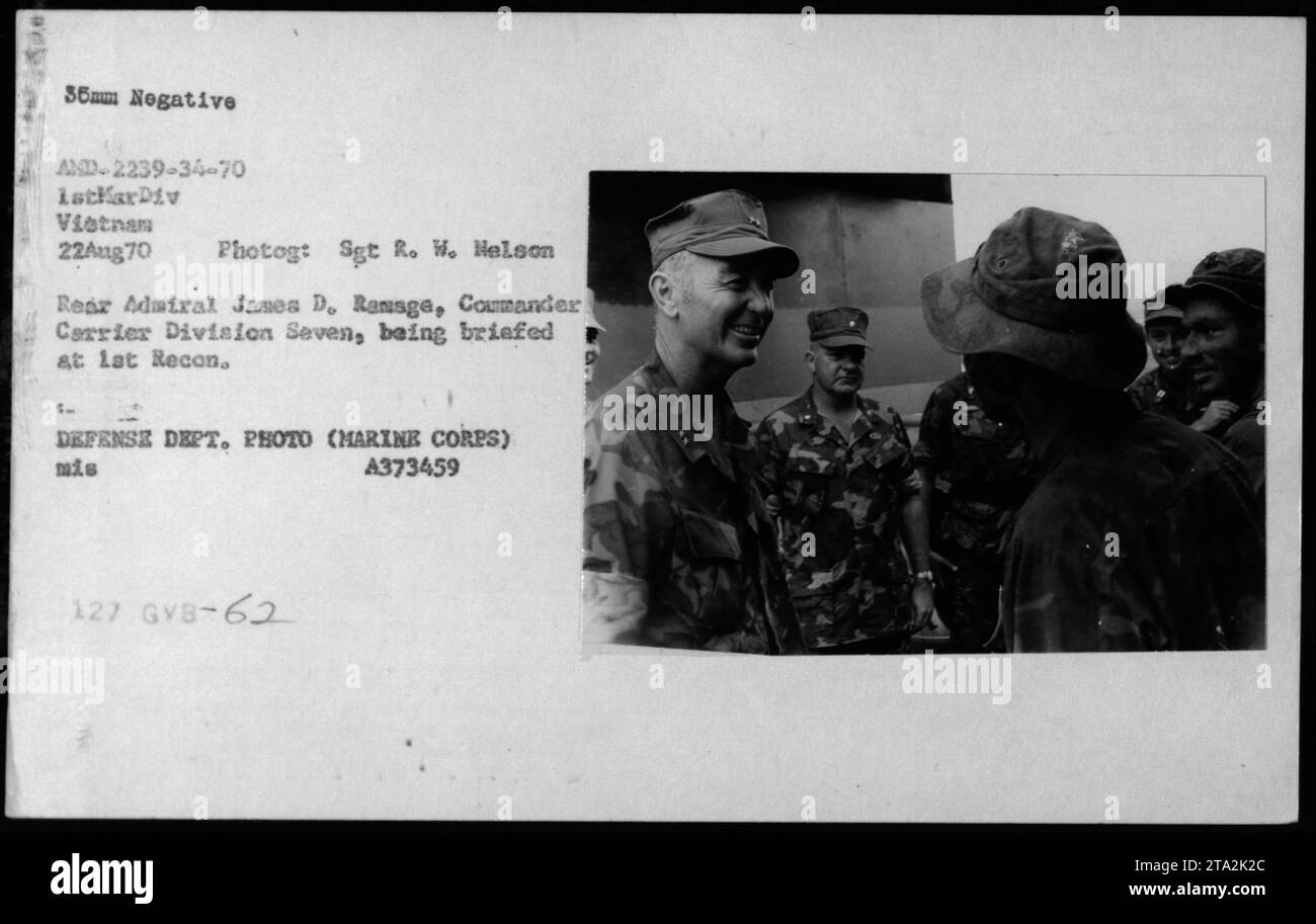 Am 22. August 1970 wurde Konteradmiral James D. Ransge, Kommandeur der Carrier Division Seven, bei lat Recon eingewiesen. Co während seines Besuchs in Vietnam. Foto von Sgt. R. W. Nelson vom Verteidigungsministerium, Marine Corps. Stockfoto
