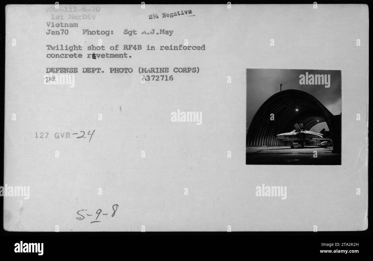 Ein Dämmerungsschuss fängt im Januar 1970 in Vietnam ein RF4B-Flugzeug in einer Stahlbetondecke ein. Das Bild wurde von Sgt A.J. May aufgenommen und ist Teil der Aktivitäten der 1st Marine Division. Das Foto ist als AMD-112 und A372716 klassifiziert. Stockfoto