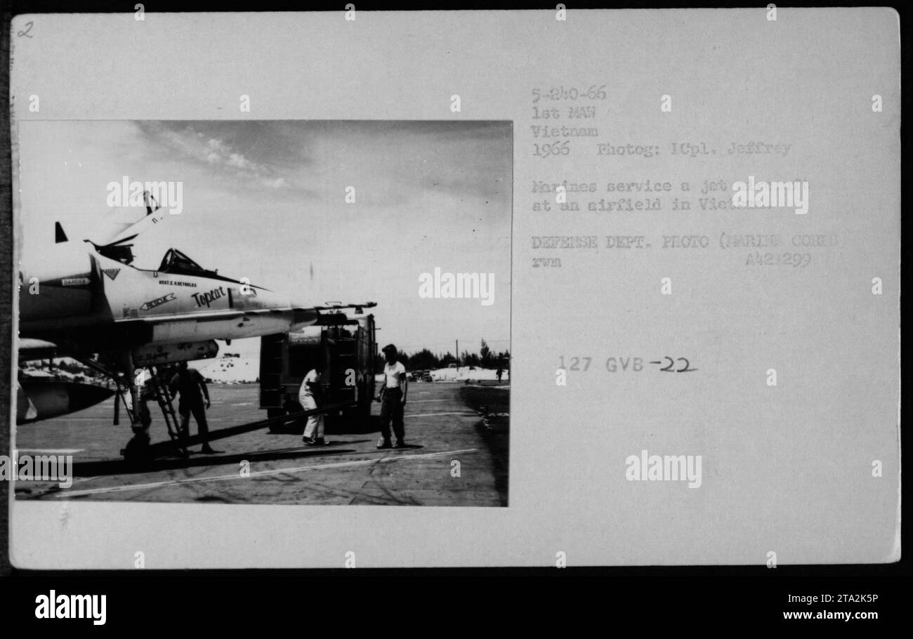 Während des Vietnamkriegs sind hier Marines zu sehen, die ein A-4 Skyhawk Flugzeug auf einem Flugplatz in Vietnam bedienen. Dieses Foto der Aktivität wurde von LCpl aufgenommen. Jeffrey, und es ist ein offizielles Foto des Verteidigungsministeriums vom Marine Corps. Das Bild zeigt die Bemühungen des Militärs während des Konflikts. Stockfoto