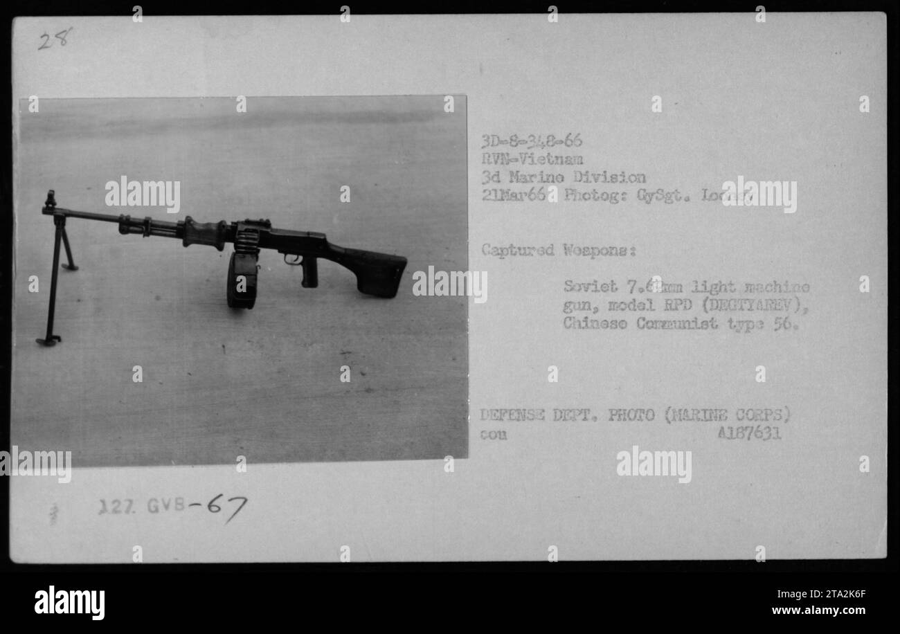 Das Personal des US-Marine Corps zeigt gefangengenommene Waffen, darunter ein sowjetisches 7,62-mm-Maschinengewehrmodell RPD (DECTYAREY) und ein chinesisches kommunistisches Modell 56 während des Vietnamkriegs im März 1966. Stockfoto