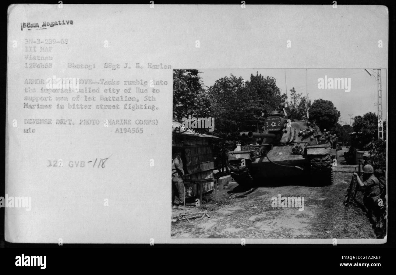 Marine Corps-Panzern, die durch die Straßen von Hue vordringen, um das 1. Bataillon, 5. Marines während des intensiven Kampfes der Operation Hue City am 12. Februar 1968 zu unterstützen. Dieses Foto zeigt die brutalen Straßenschlachten, die während des Vietnamkriegs innerhalb der schwer befestigten Mauern von Hue stattfanden. Stockfoto