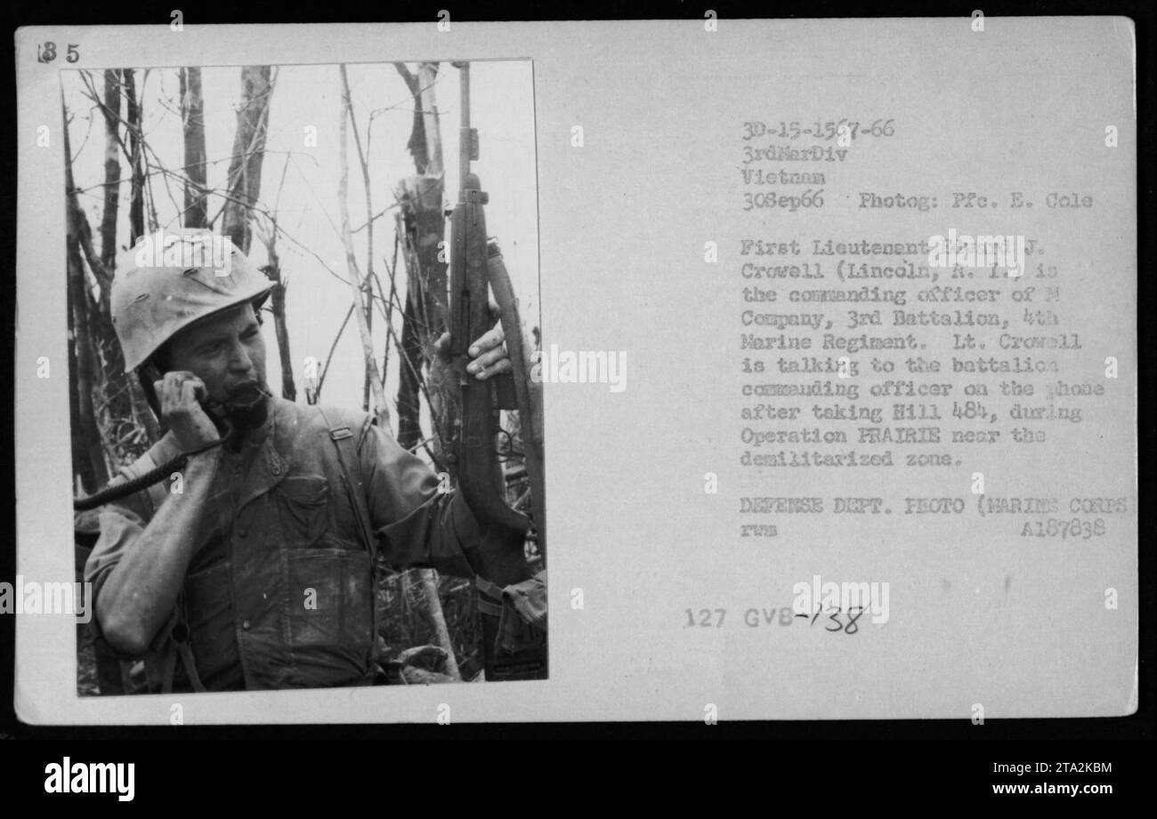 First Lieutenant Edvard J. Crowell, Befehlshaber der M Kompanie, 3. Bataillon, 3. Marine Regiment, telefoniert am 30. September 1966 mit dem Bataillonskommandeur während der Operation Prairie I in der Nähe der entmilitarisierten Zone. Foto vom Verteidigungsministerium. Stockfoto