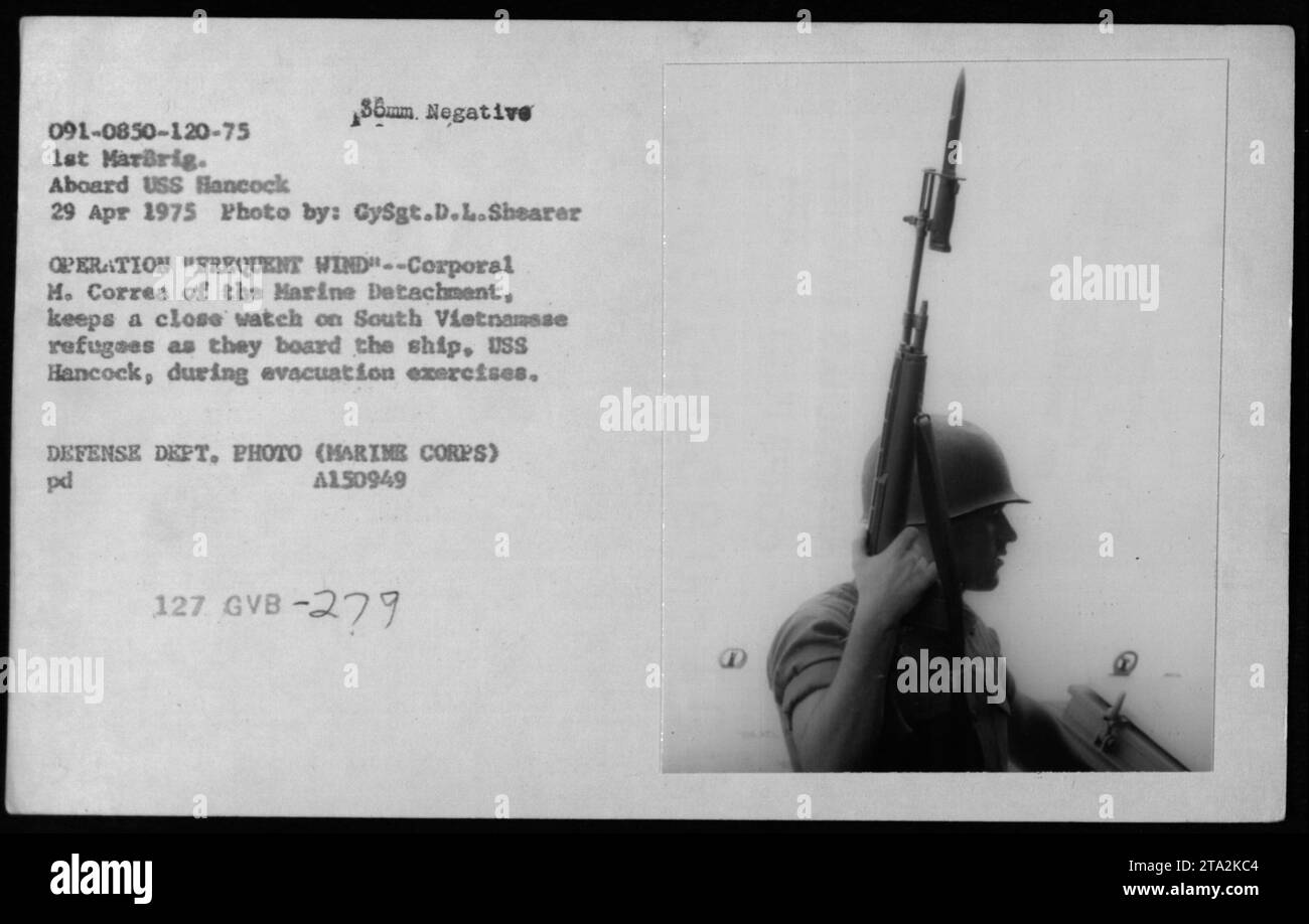 Marine Corporal M. Correa überwacht südvietnamesische Flüchtlinge, die am 29. April 1975 an Bord der USS Hancock gehen. Foto von Cysgt. D.L. Shearer dokumentiert die ersten MarBrig-Aktivitäten. Stockfoto