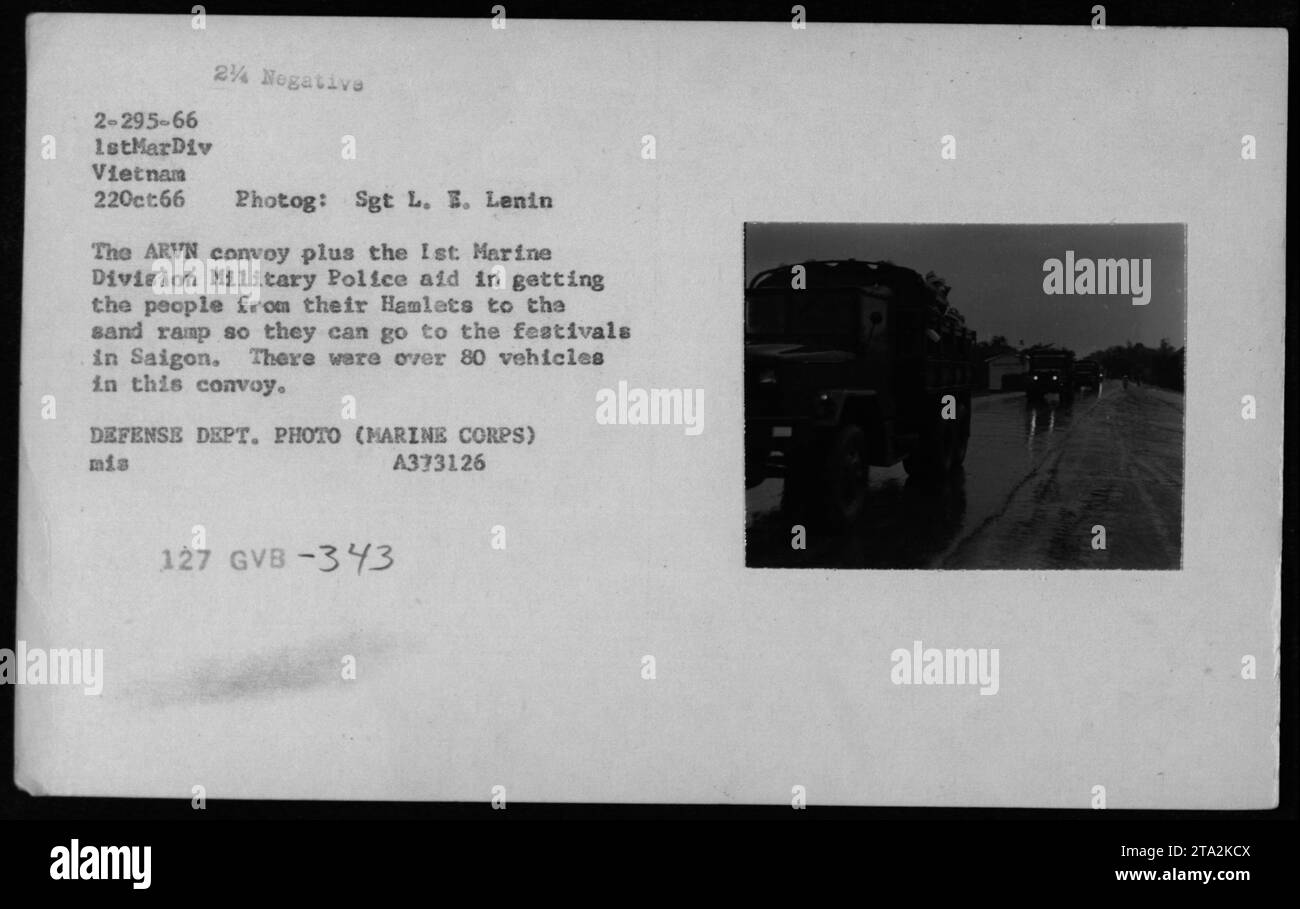 Der ARVN-Konvoi und die Militärpolizei der 1. Marine-Division tragen dazu bei, Menschen von Hamlets nach Saigon zu transportieren. Mehr als 80 Fahrzeuge, darunter Jeeps, „Maultiere“, LKW und Dünenbuggys. Foto am 22. Oktober 1966 von Sgt L. E. Lenin. VERTEIDIGUNGSABTEILUNG. FOTO (MARINE CORPS) MIS A373126 127 GVB-343. Stockfoto