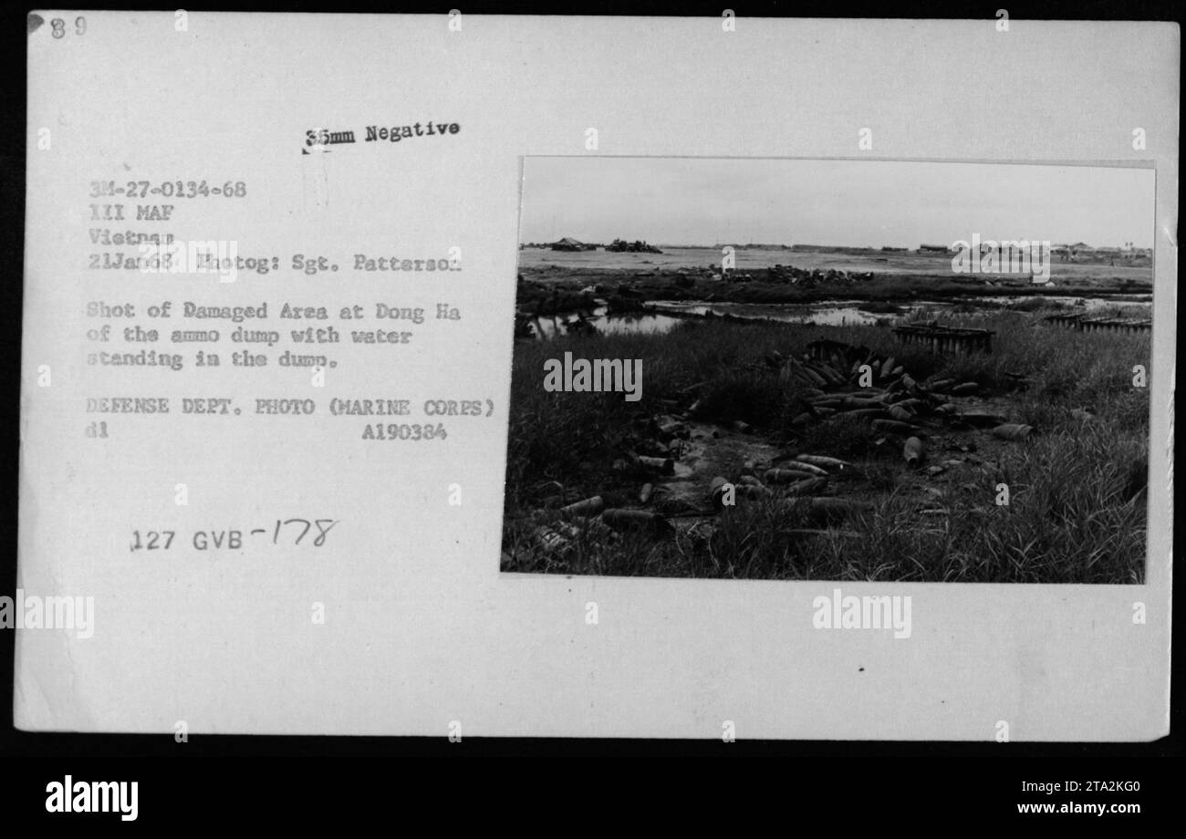 Ein beschädigtes Munitionslager in Dong Ha mit stehendem Wasser wird am 21. Januar 1968 gezeigt. Sgt Patterson nahm die Szene für das Verteidigungsministerium während der Militäroperationen im Vietnamkrieg auf. Stockfoto