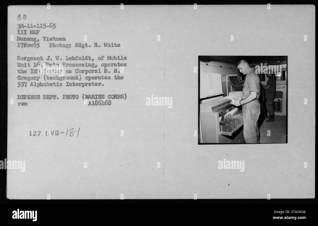 Sergeant J. W. Lehfeldt betreibt den IEM-Sorter, während Corporal D. S. Gregory am 17. November 1965 den Alphabetischdolmetscher 557 in der Mobile Unit 16, Data Processing in Danang, Vietnam, betreibt. Stockfoto