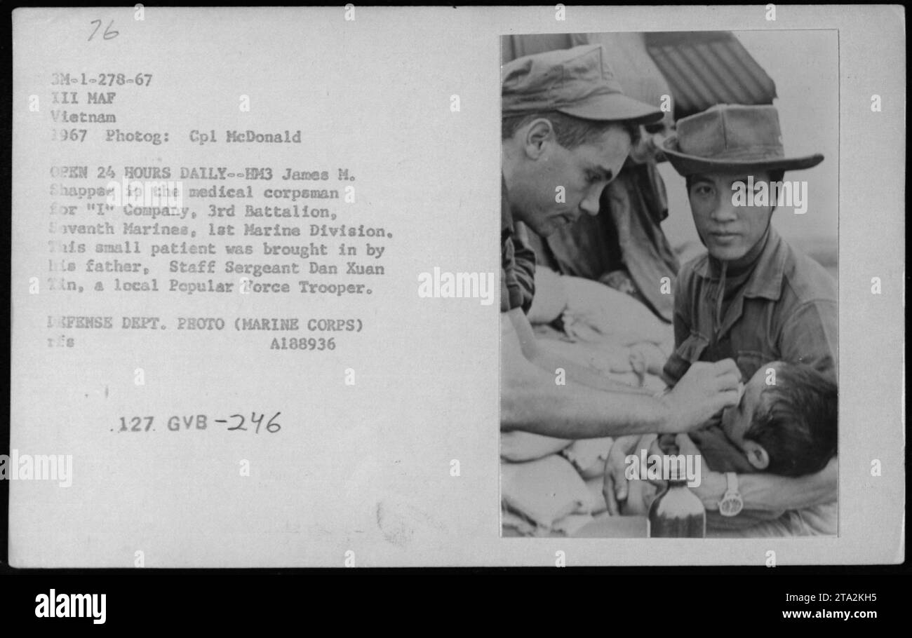 Ein medizinischer Leichnam, HM3 James M. Shappee, betreut einen kleinen Patienten bei einem MEDCAP in Vietnam im Jahr 1967. Der Patient wurde von seinem Vater, Stab Sergeant Dan Xuan Tin, einem lokalen Popular Force Trooper, hergebracht. Die medizinische Einrichtung ist 24 Stunden am Tag in Betrieb. Verteidigungsabteilung Foto (Marine Corps) rfs A188936 127 GVB-246. Stockfoto