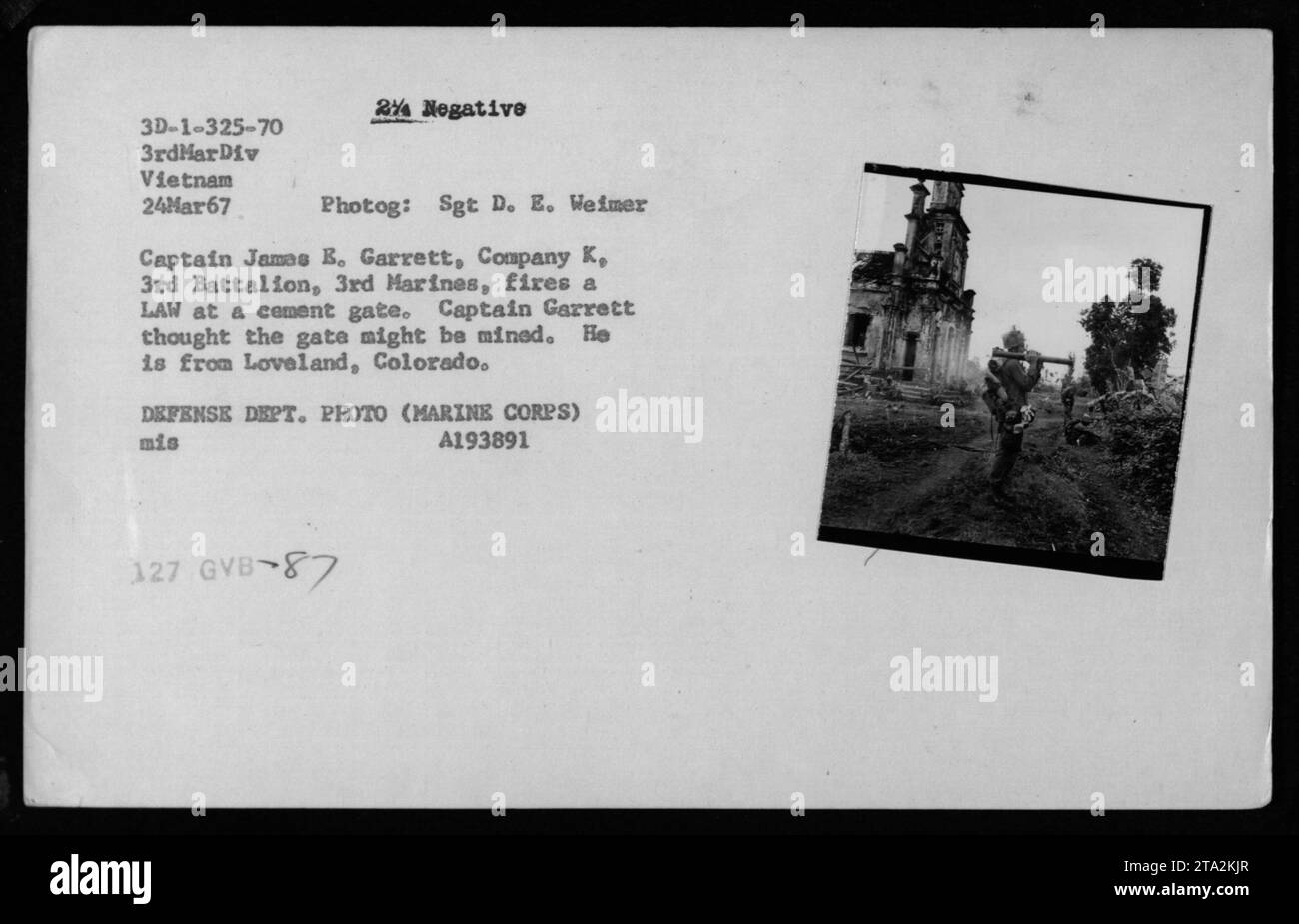 Captain James B. Garrett von Kompanie K, 3. Bataillon, 3. Marines, feuert am 24. März 1967 ein GESETZ an einem Zementtor in Vietnam ab, das Vorkehrungen gegen potenzielle Minen trifft. Foto von Sgt D. E. Weimer dokumentiert Kampfeinsätze. Stockfoto