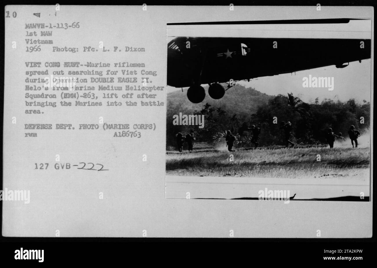 Marineschützer auf der Suche nach Vietnam während der Operation DOPPEL-EAGLE II Hubschrauber der Marine Medium Helicopter Squadron (HMM-263) sind im Hintergrund zu sehen, nachdem sie die Marines in das Schlachtgebiet transportiert haben. Dieses Foto wurde 1966 in Vietnam von PFC L.F. Dixon aufgenommen. (Bild: Verteidigungsministerium, Marinekorps, A186763 TVR 127 GVB-222) Stockfoto