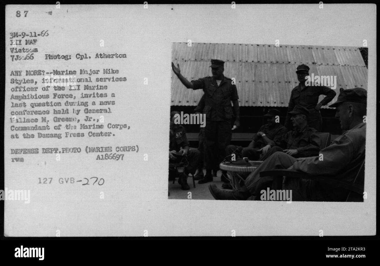 Am 7. Januar 1966 lädt Marine Major Mike Styles eine letzte Frage der Medien während einer Pressekonferenz von General Wallace M. Greene Jr., Kommandant des Marine Corps, im Danang Press Center in Vietnam ein. Stockfoto
