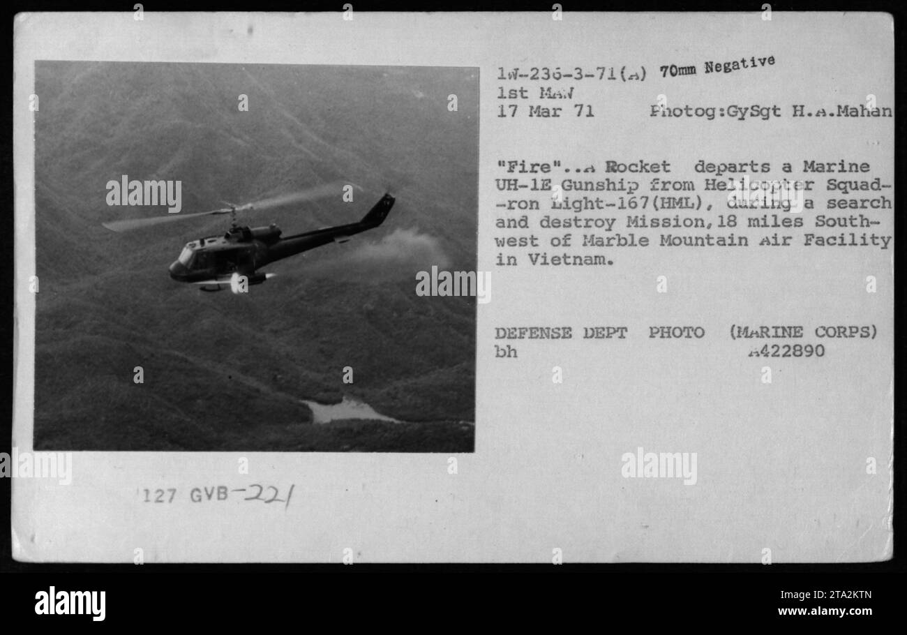 Eine Rakete wird von einem Marine UH-1E-Kanonenschiff während einer Such- und Zerstörungsmission der Helicopter Squadron Light-167 (HML) am 17. März 1971 gestartet. Die Mission fand 18 Meilen südwestlich der Marble Mountain Air Facility in Vietnam statt. Das Foto wurde von GySgt H.A. Mahan aufgenommen. (QUELLE: VERTEIDIGUNGSMINISTERIUM FOTO (MARINE CORPS) BH A422890) Stockfoto