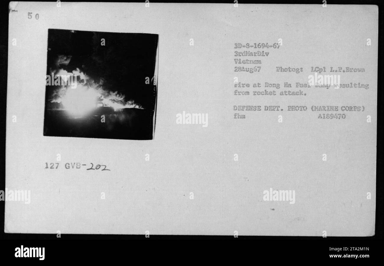 Feuer auf der Dong Ha Fuel Dump in Vietnam am 28. August 1967, verursacht durch einen Raketenangriff, der von LCpl L.P. Brown gefangen genommen wurde. Stockfoto