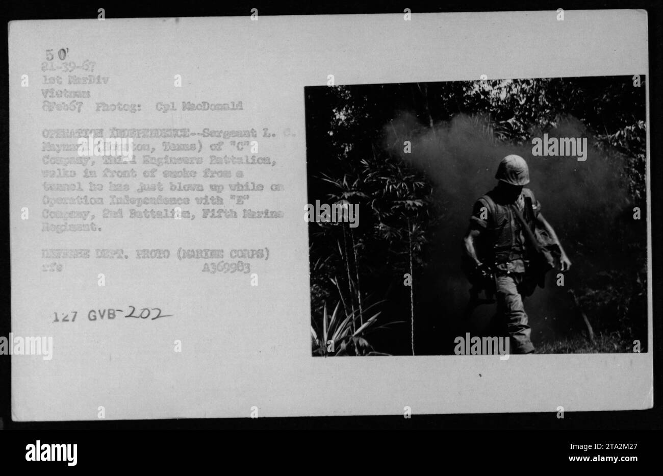 Sergeant L. C. Maymard aus Houston, Texas, von der C-Kompanie, Third Engineers Battalion, wird vor Rauch gesehen, der durch einen gesprengten Gunnol während der Operation Independence mit der 'E' Kompanie, 2. Bataillon, 5. Marine-Regiment in Vietnam verursacht wurde. Das Foto wurde am 8. Februar 1967 aufgenommen. Stockfoto
