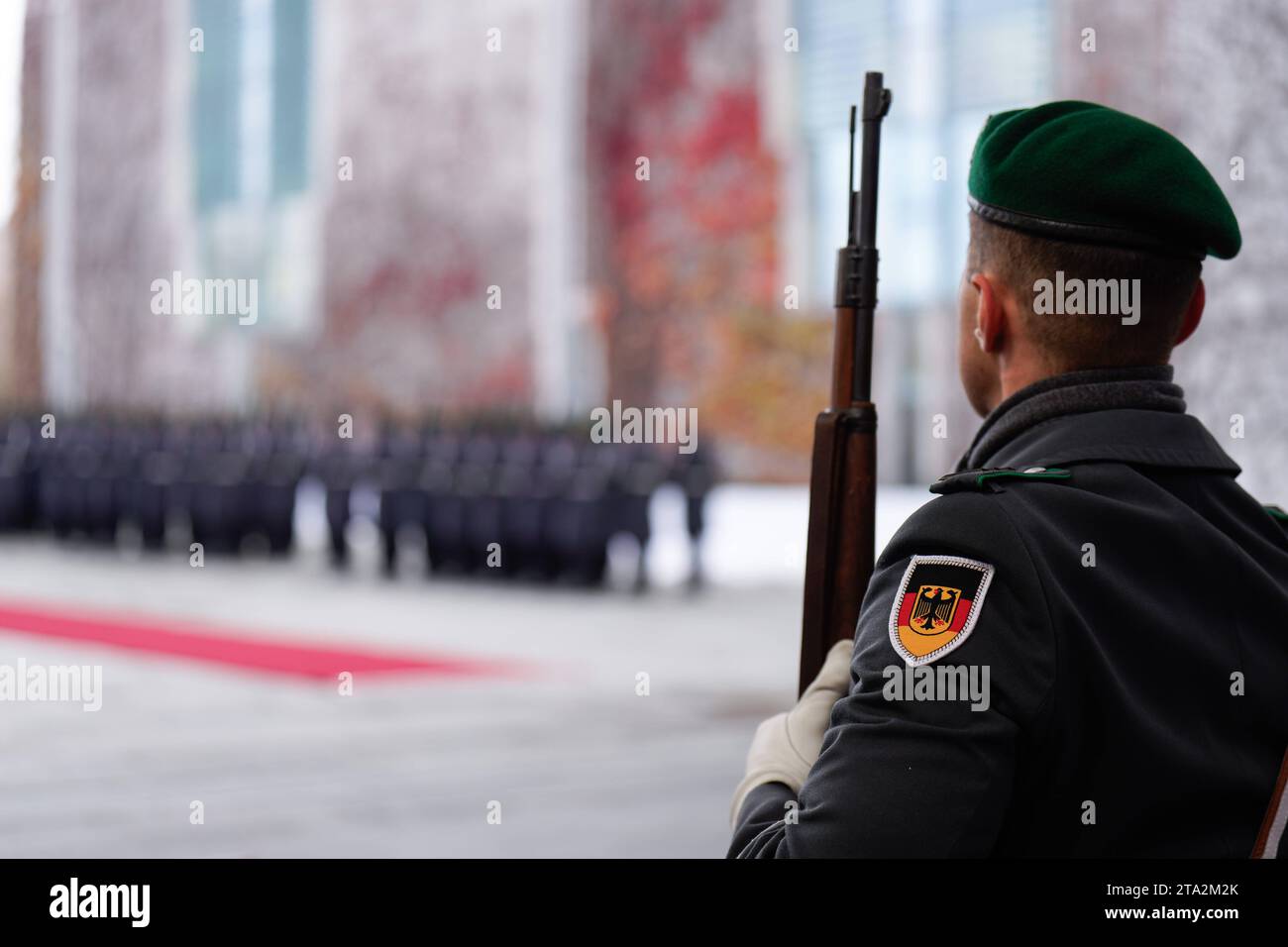 Staatsbesuch, Soldat, Ehrenwache Bundeskanzler Olaf Scholz SPD empfängt Ministerpräsident Robert Abela aus der Republik Malta mit militärischen Ehren im Bundeskanzleramt Berlin Berlin GER *** Staatsbesuch, Soldat, Bundeskanzler Olaf Scholz SPD erhält Premierminister Robert Abela aus der Republik Malta mit militärischen Auszeichnungen im Bundeskanzleramt Berlin Berlin GER Credit: Imago/Alamy Live News Stockfoto