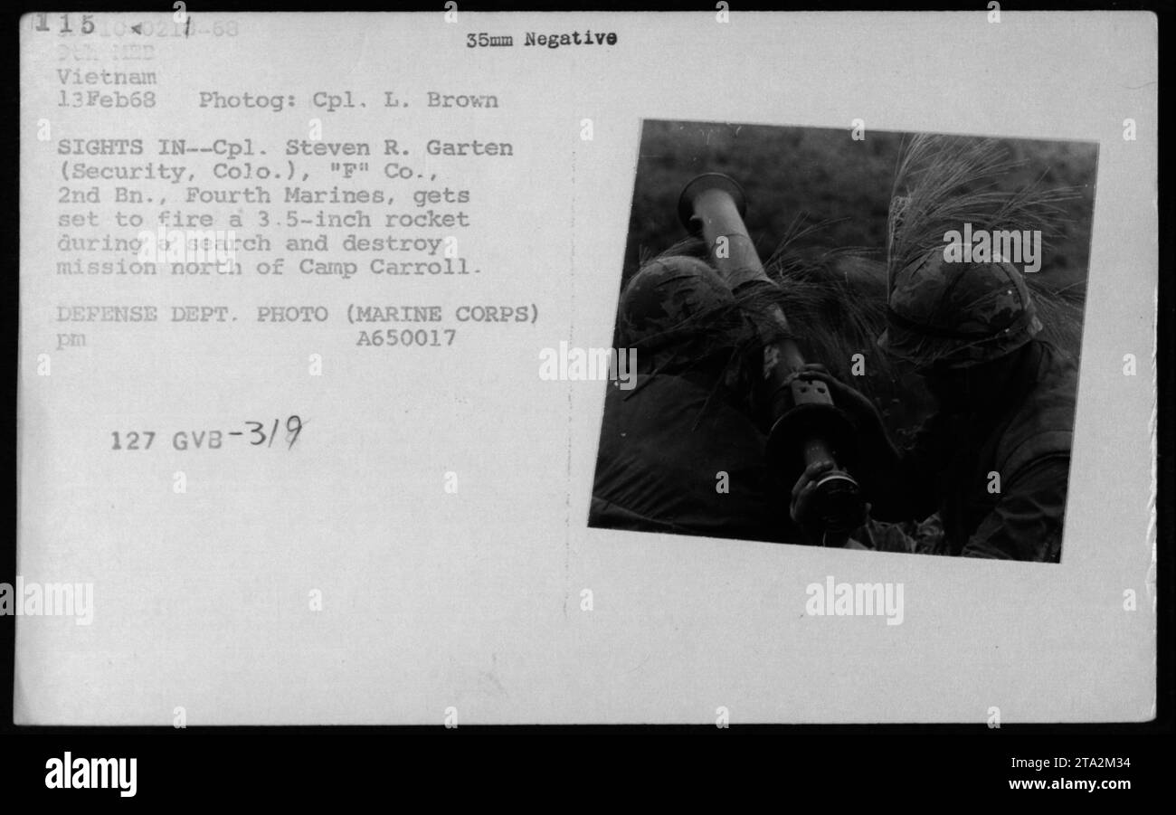 Steven R. Garten von 'P' Co., 2nd bn., Fourth Marines wird am 13. Februar 1968 bei einer Such- und Zerstörungsmission nördlich von Camp Carroll gesehen, wie er eine 3,5-Zoll-Rakete abfeuern will. Das Foto wurde von CPL. L. Brown aufgenommen und ist ein offizielles Foto des Verteidigungsministeriums. Stockfoto