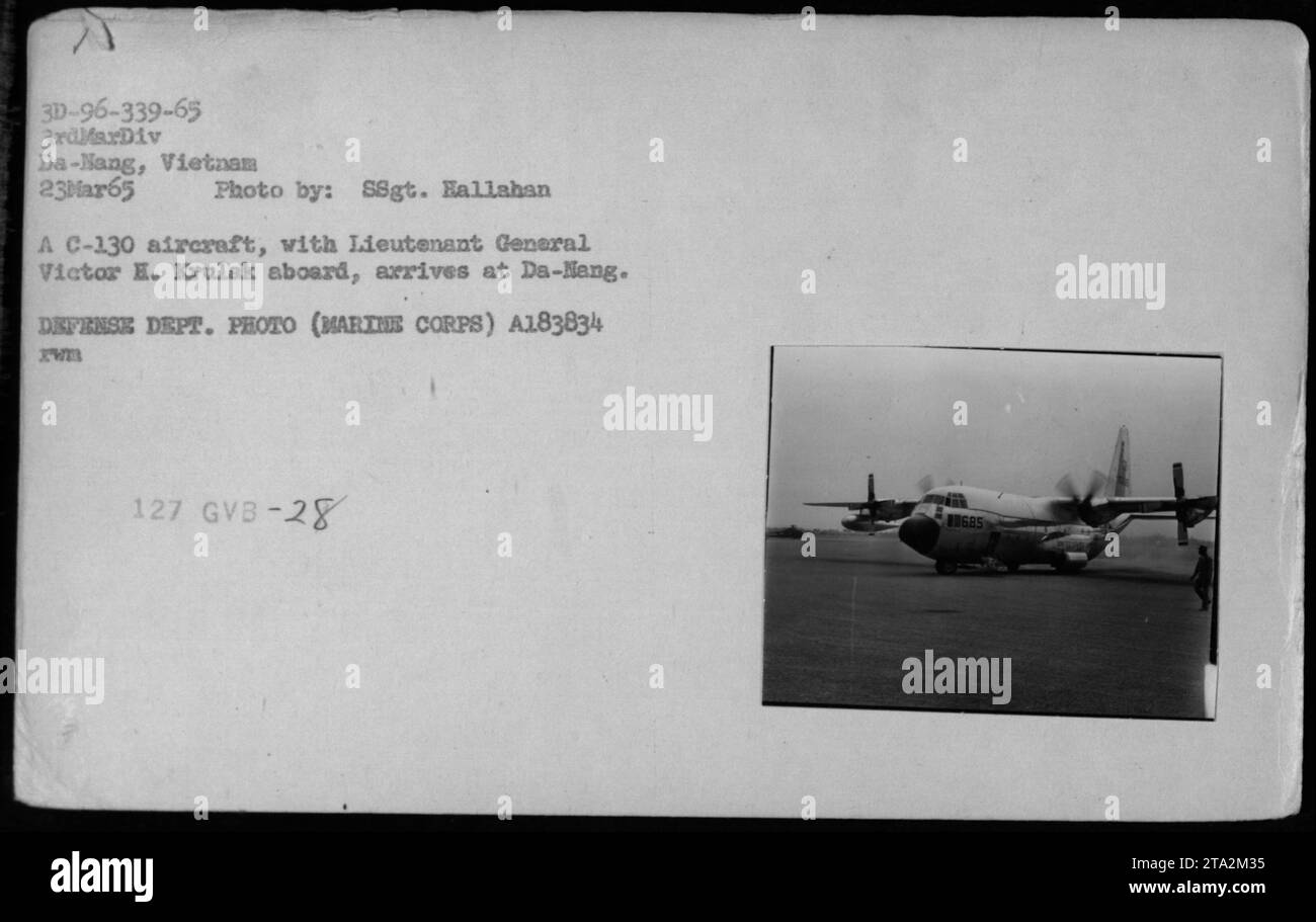 Ein C-130-Flugzeug mit Lieutenant General Victor H. Krulak trifft am 23. März 1965 in da-Nang ein. Dieses Foto wurde von SSgt aufgenommen. Hallahan ist Teil der Sammlung, die die amerikanischen Militäraktivitäten während des Vietnamkriegs dokumentiert. Das Bild zeigt das Flugzeug auf dem Rollfeld, Personal und Vorräte sind im Hintergrund sichtbar. Stockfoto