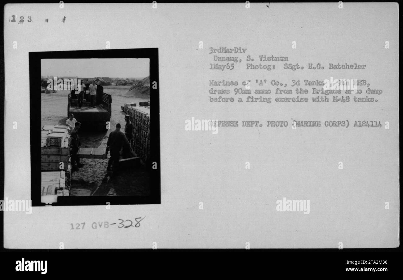 Marines der A-Kompanie, 3. Panzer, 9. MEB, ziehen 90-mm-Munition von der Brigade ab, bevor sie an einer Schießübung mit M-48-Panzern teilnehmen. Dieses Foto wurde am 1. Mai 1965 in Danang, Südvietnam, von SSgt aufgenommen. B.G. Batchelor. Es wurde vom Verteidigungsministerium veröffentlicht und ist Teil der Fotosammlung des Marine Corps. (Bildunterschrift: Eine Gruppe von Marines, die während einer Schießübung Munition auf Panzer laden.) Stockfoto