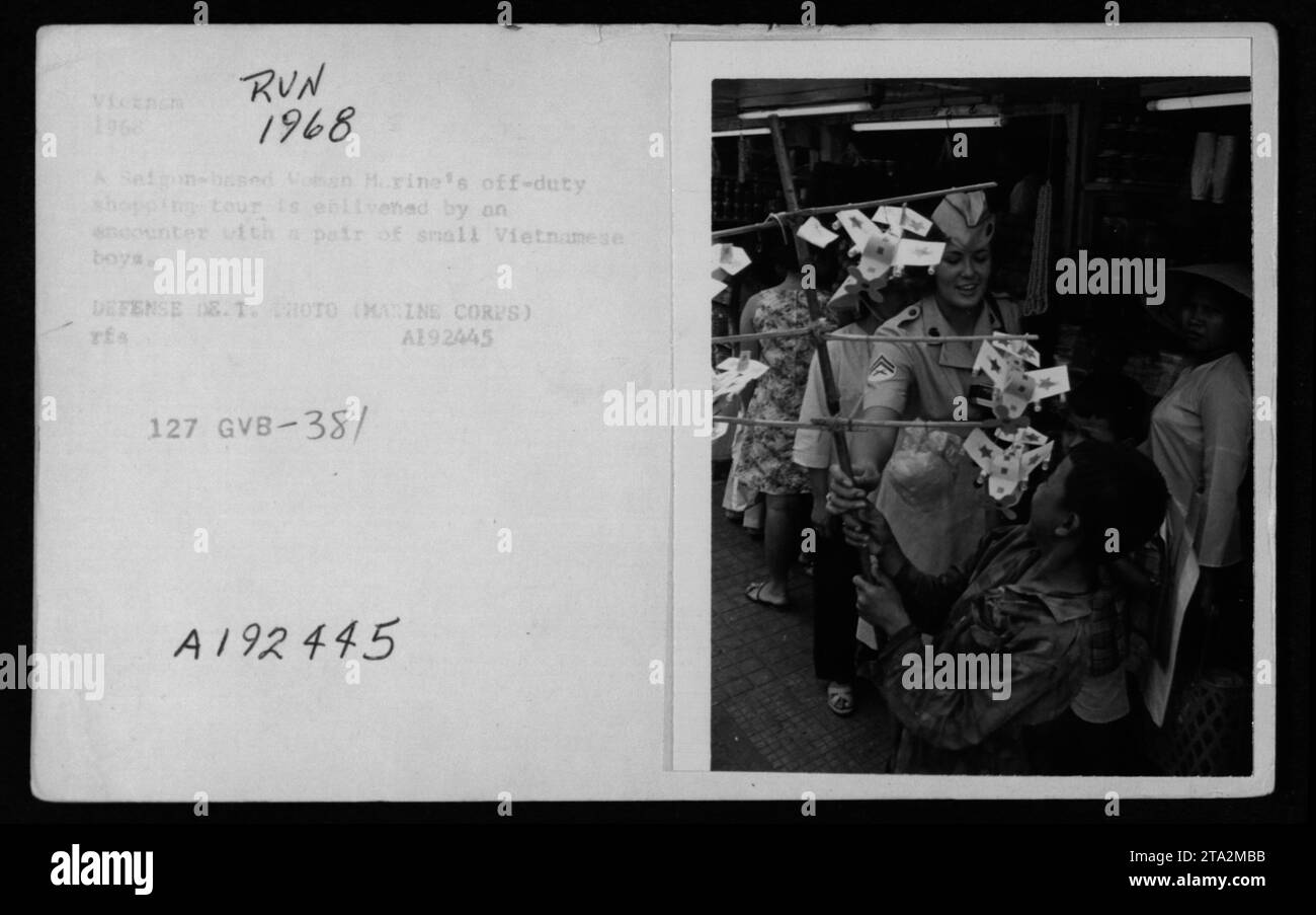 Bildunterschrift: Frauen Marines auf einer freien Einkaufstour in Saigon im Jahr 1968 treffen auf zwei kleine vietnamesische Jungen. Das Foto fängt einen unbeschwerten Moment der Interaktion während ihrer Zeit im Übersee ein. Dieses Foto des Verteidigungsministeriums wurde vom Marinekorps aufgenommen und wird als A192445 identifiziert. Stockfoto