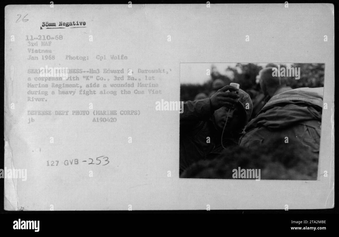 Hm3 Edward F. Darowaki, ein Korpsant von K Co., 3rd Bn., 1st Marine Regiment, leistet Hilfe für einen verwundeten Marine während einer heftigen Schlacht entlang des Cua Viet River in Vietnam. Dieses Bild zeigt die Ernsthaftigkeit und den Einsatz des US-Militärs bei der Bereitstellung medizinischer Hilfe während des Vietnamkriegs. Stockfoto