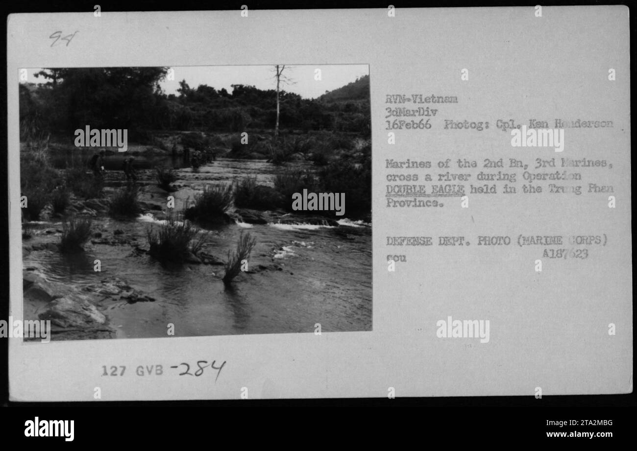 Marines des 2. Bataillons, 3. Marines, die einen Fluss während der Operation DOPPEL EAGLE in der Provinz Trung Phan, Vietnam, am 16. Februar 1966 überquerten. Dieses Foto wurde von CPL Ken Henderson aufgenommen und ist vom Verteidigungsministerium lizenziert. Stockfoto