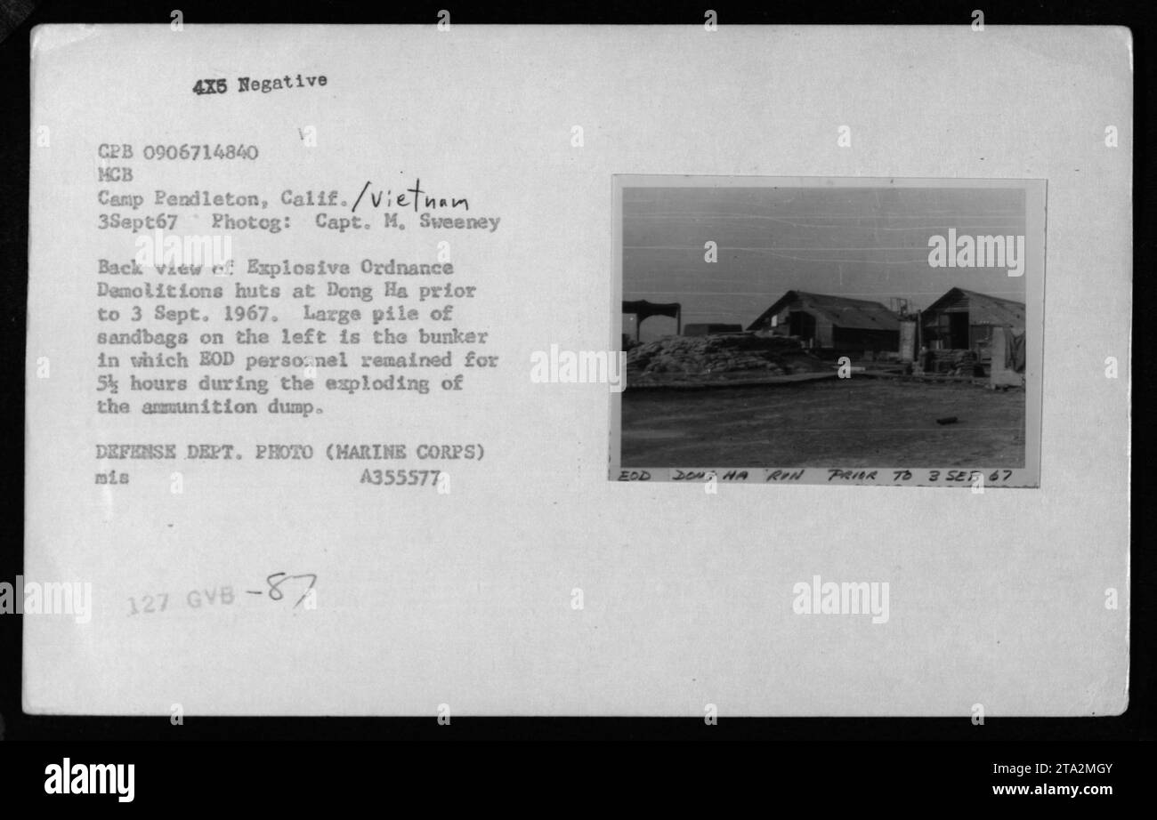 EOD-Hütten in Dong Ha werden mit Sandsackbunkern gesehen, die vom Personal während einer fünfstündigen Munitionsladeexplosion vor dem 3. September 1967 benutzt wurden, dokumentiert im MCB Camp Pendleton, Kalifornien und Vietnam. Stockfoto