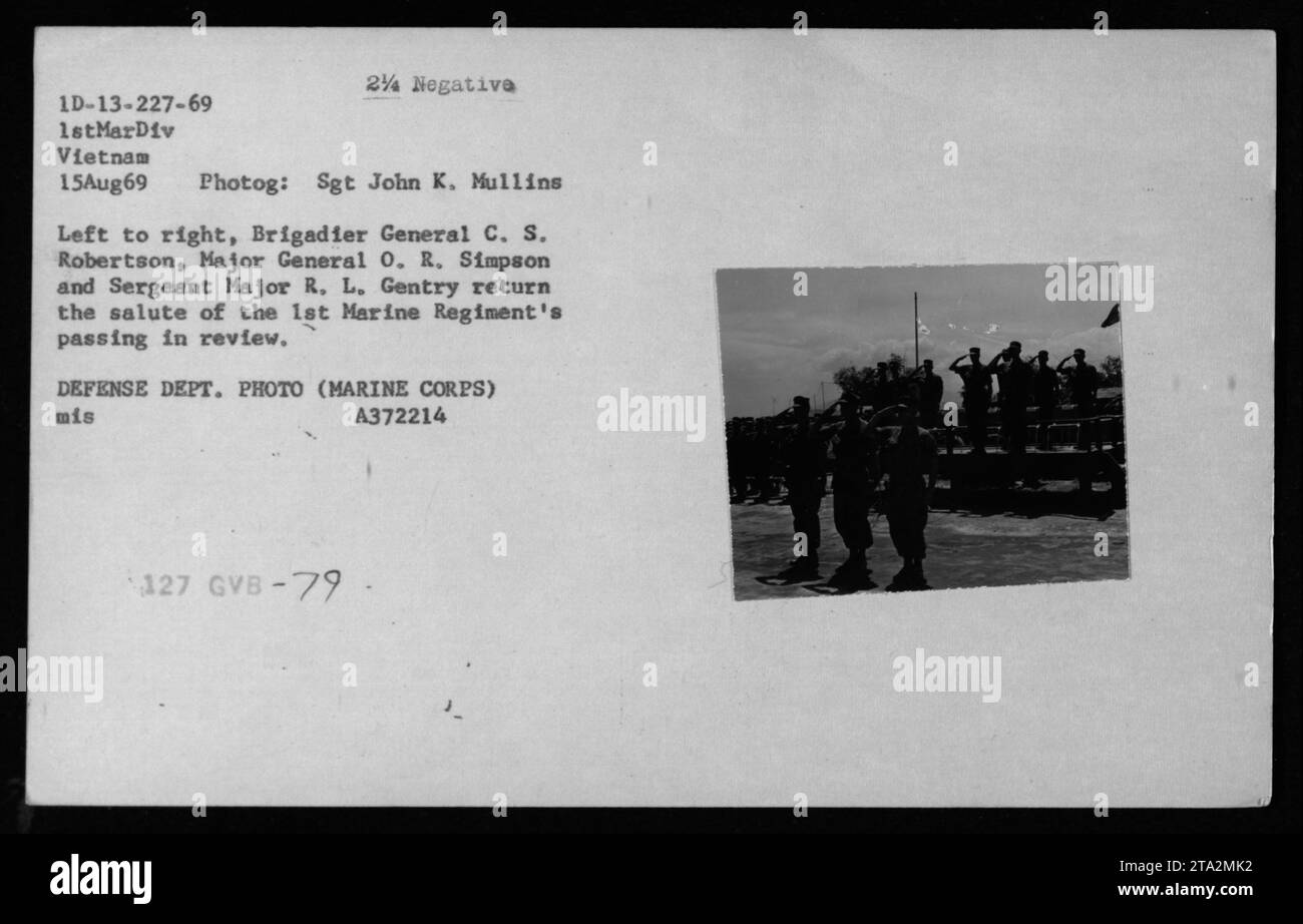 Der stellvertretende Marineminister John Warner, der Verteidigungsminister Melvin Laird und Norman Vincent Peale nehmen an einer Zeremonie am 15. August 1969 während des Vietnamkriegs Teil. Sie werden beobachtet, wie Mitglieder des 1. Marine-Regiments eine Überprüfung durchlaufen, wobei Brigadegeneral C. S. Robertson, Generalmajor O. R. Simpson und Sergeant Major R. L. Gentry den Gruß zurückgaben. Foto des Verteidigungsministeriums vom Marine Corps Foto Sgt. John K. Mullins. (Bildunterschrift: Zeremonie mit Assistent SEC. Von Navy Warner, SEC. Von Defense Laird und Dr. N. Peale beobachten das erste Marine Regiment in Revie Stockfoto