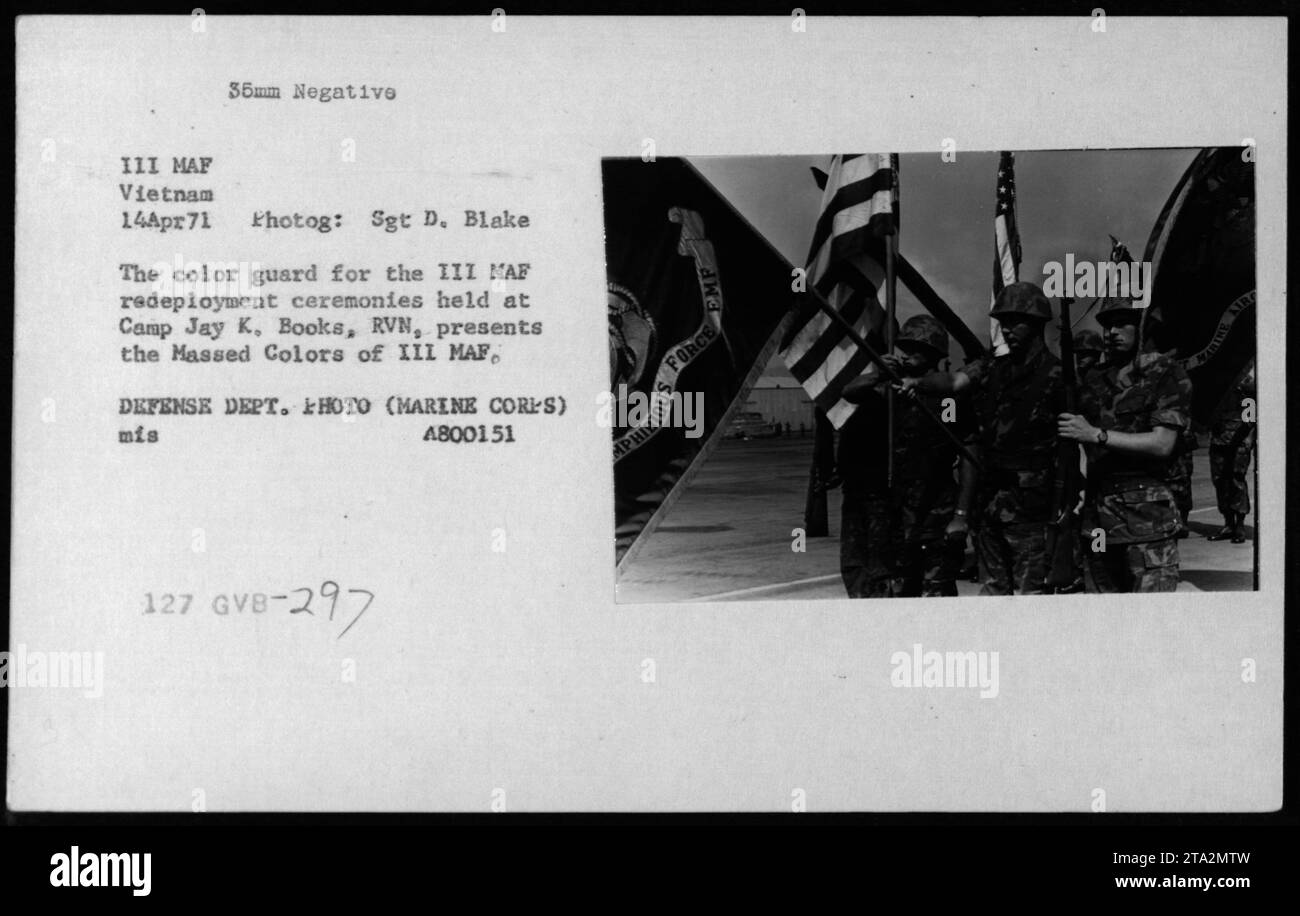 Der Farbenwächter präsentiert die Massed Colors of III MAF während der Umschiebungszeremonien im Camp Jay K, Books, RVN am 14. April 1971. Dieses Bild zeigt die militärischen Aktivitäten während des Vietnamkriegs. Das Foto wurde von Sgt D. Blake aufgenommen und ist Teil der Fotosammlung des Verteidigungsministeriums (Marine Corps). Stockfoto
