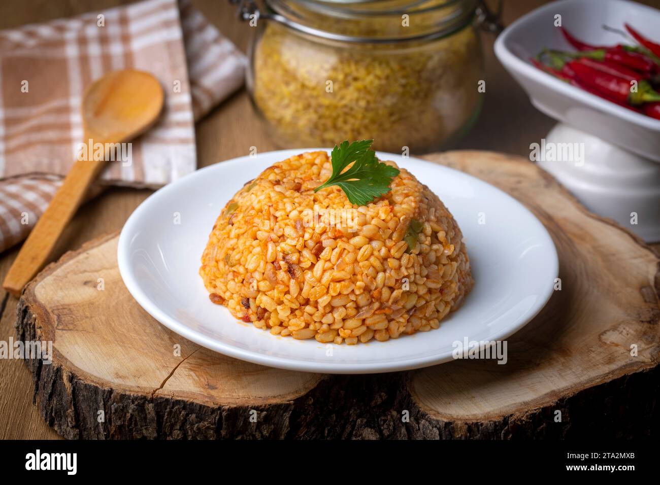 Traditioneller türkischer Bulgur-Pilaf mit Tomatensoße auf dem Teller (türkischer Name; Meyhane pilavi) Stockfoto