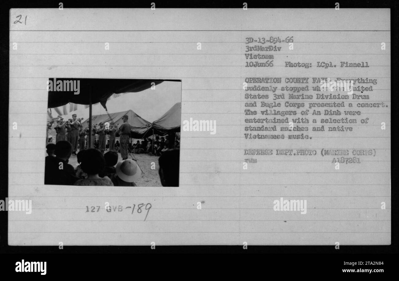 Die 3. Marine Division Drum and Bugle Corps der Vereinigten Staaten trat für die Dorfbewohner von an Dinh während der Operation County Fair am 10. Juni 1966 in Vietnam auf. Das Konzert beinhaltete eine Mischung aus Standardmärschen und einheimischer vietnamesischer Musik. Foto von LCpl. Finnell. Quelle: Foto des Verteidigungsministeriums, A107281. Stockfoto