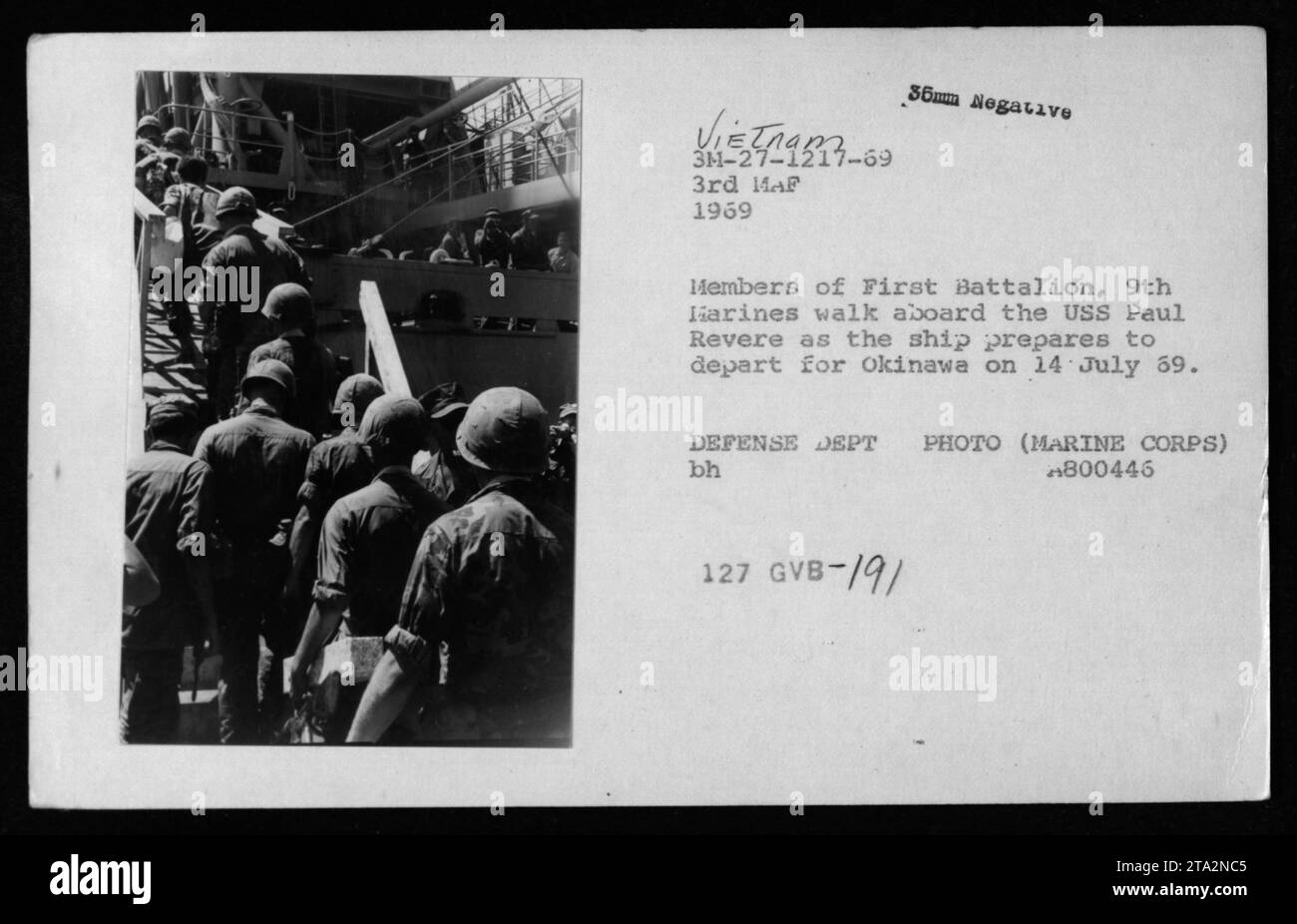 Mitglieder des 1. Bataillons, 9. Marines, gehen an Bord der USS Paul Revere, um am 14. Juli 1969 während des Vietnamkrieges nach Okinawa zu reisen. Foto vom Verteidigungsministerium. Stockfoto